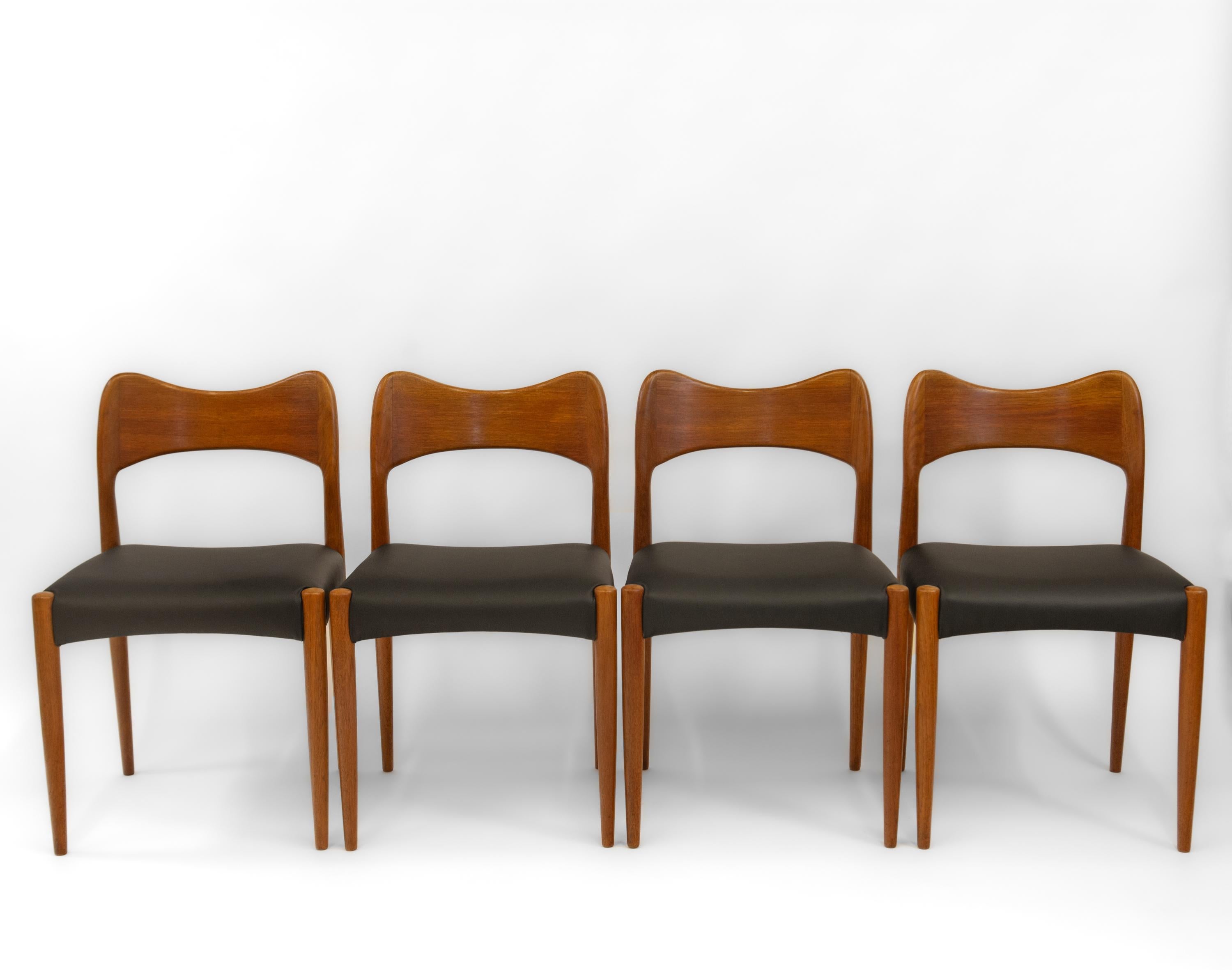 Arne Hovmand Olsen Danish Set Of Four Teak  & Leather Mid Century Dining Chairs In Good Condition For Sale In Norwich, GB