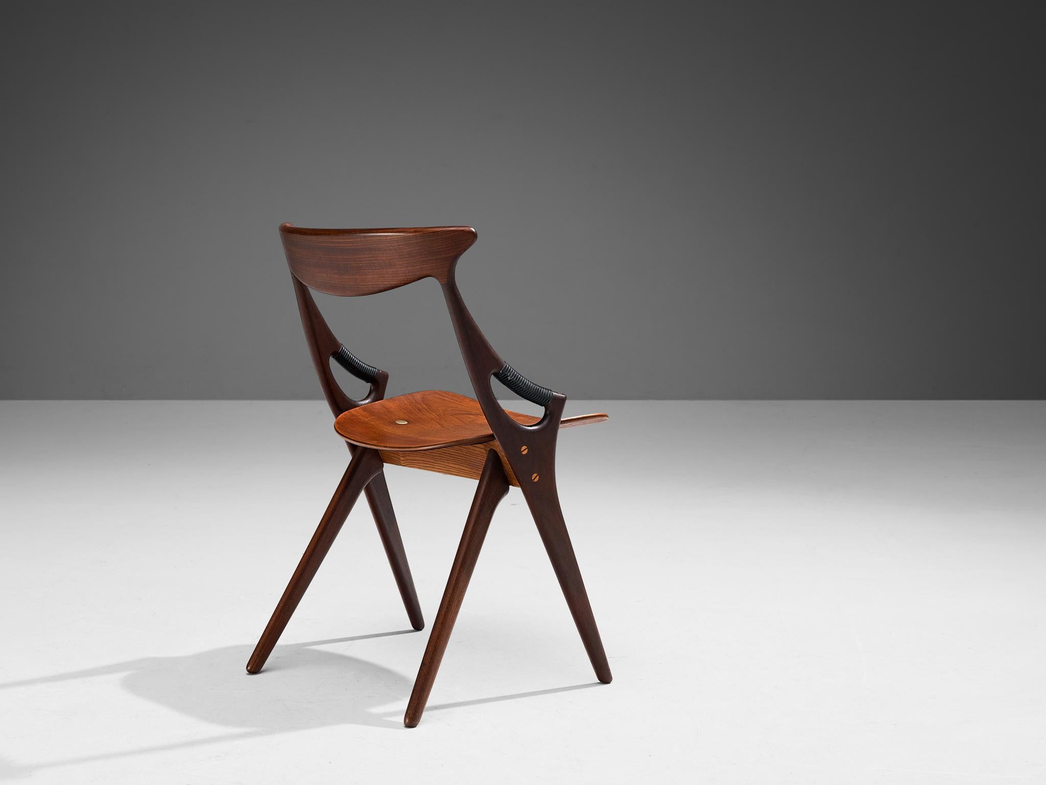 Arne Hovmand-Olsen pour Mogens Kold Møbelfabrik, chaise de salle à manger, modèle 71, teck, laiton, Danemark, 1959 

Cette chaise de salle à manger sculpturale a été conçue par le designer danois Arne Hovmand-Olsen pour Mogens Kold Møbelfabrik. La