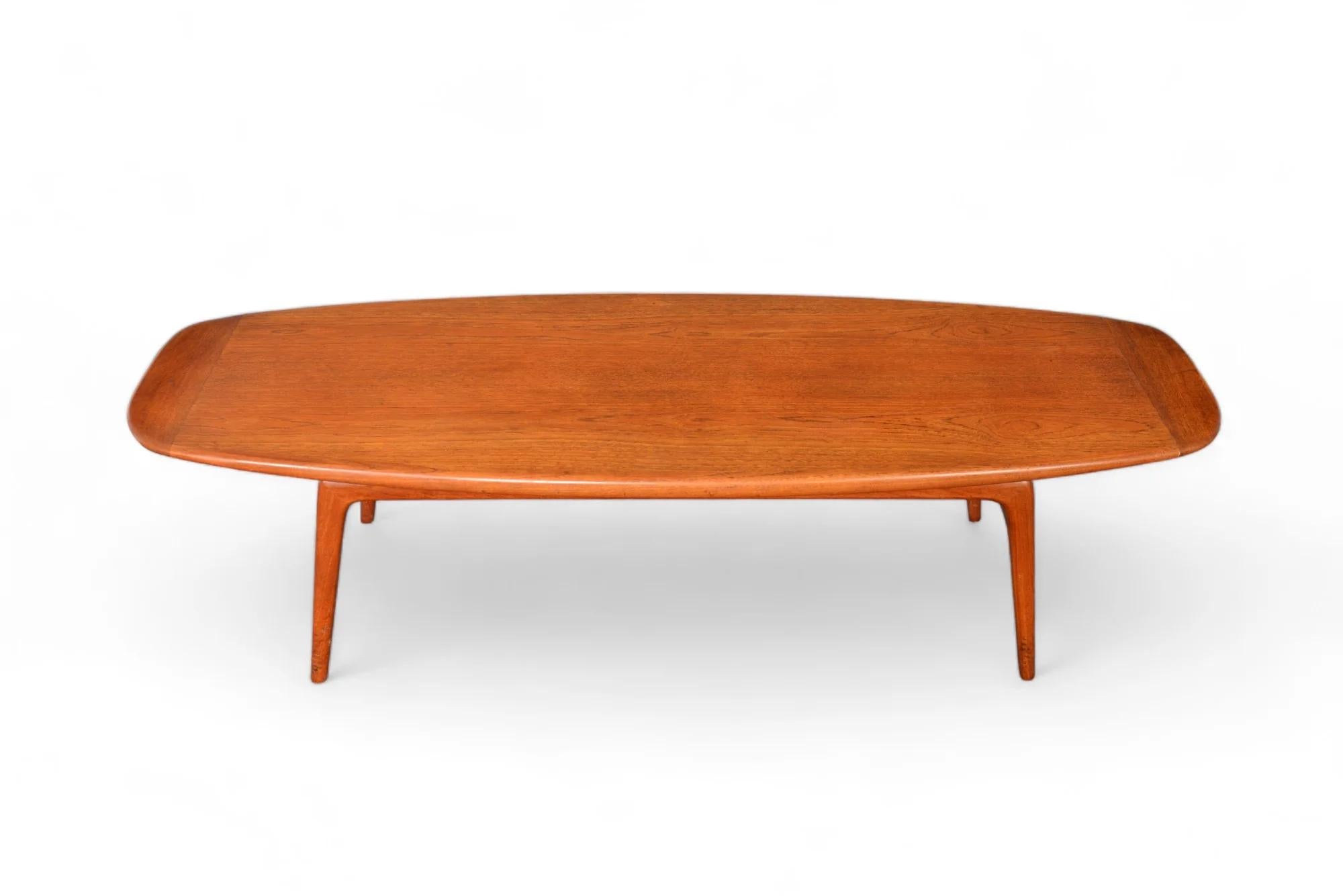 Origine : Danemark
Concepteur : Arne Hovmand Olsen
Fabricant : Mogens Kold
Époque : années 1960
Matériaux : Teck
Dimensions : 60″ de large x 20″ de profondeur x 17″ de hauteur

Condit : En excellent état d'origine avec une usure typique de son
