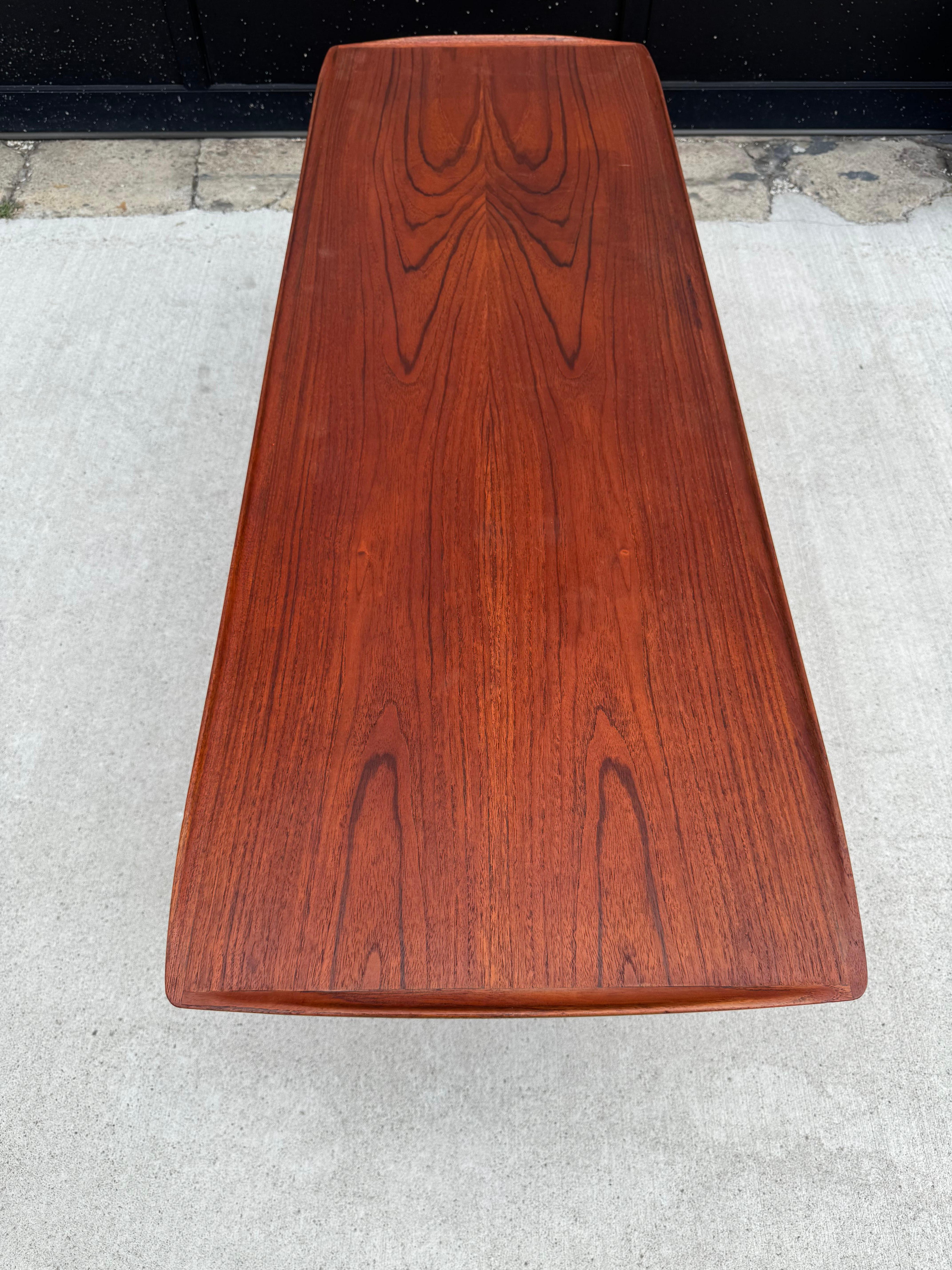 Scandinave moderne Arne Hovmand-Olsen Table basse flottante en teck / Danish Classics en vente