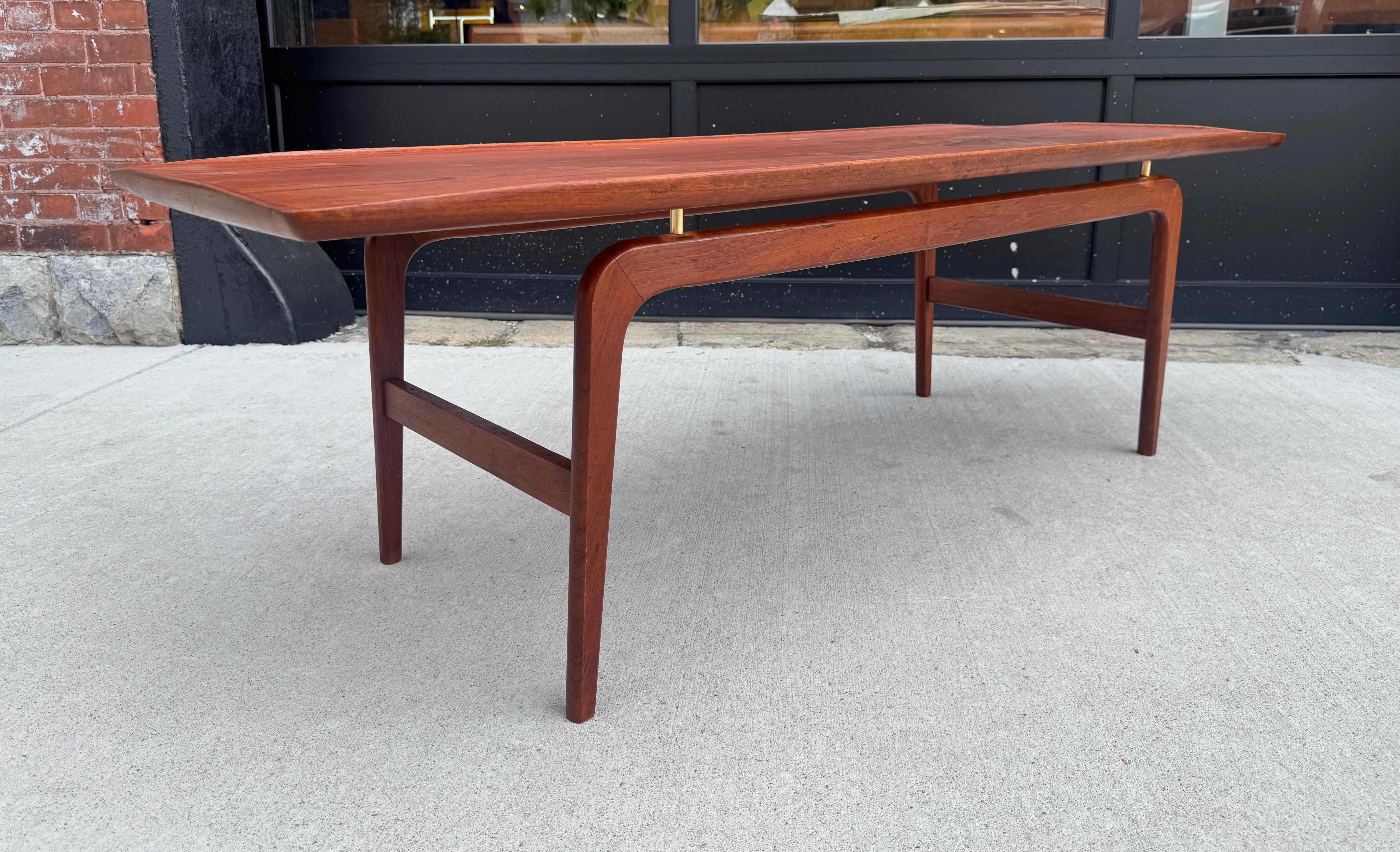 Danois Arne Hovmand-Olsen Table basse flottante en teck / Danish Classics en vente