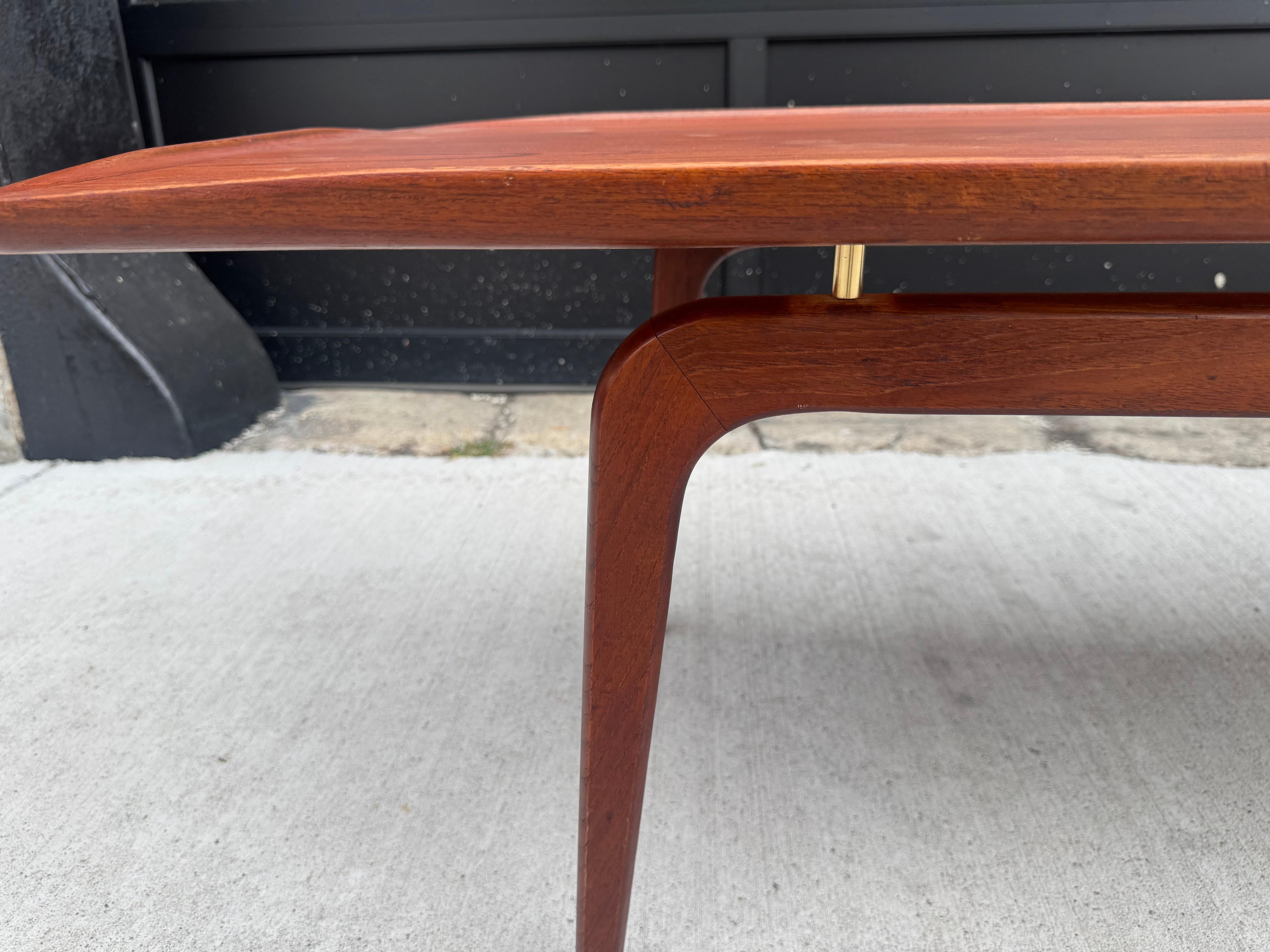 Laiton Arne Hovmand-Olsen Table basse flottante en teck / Danish Classics en vente