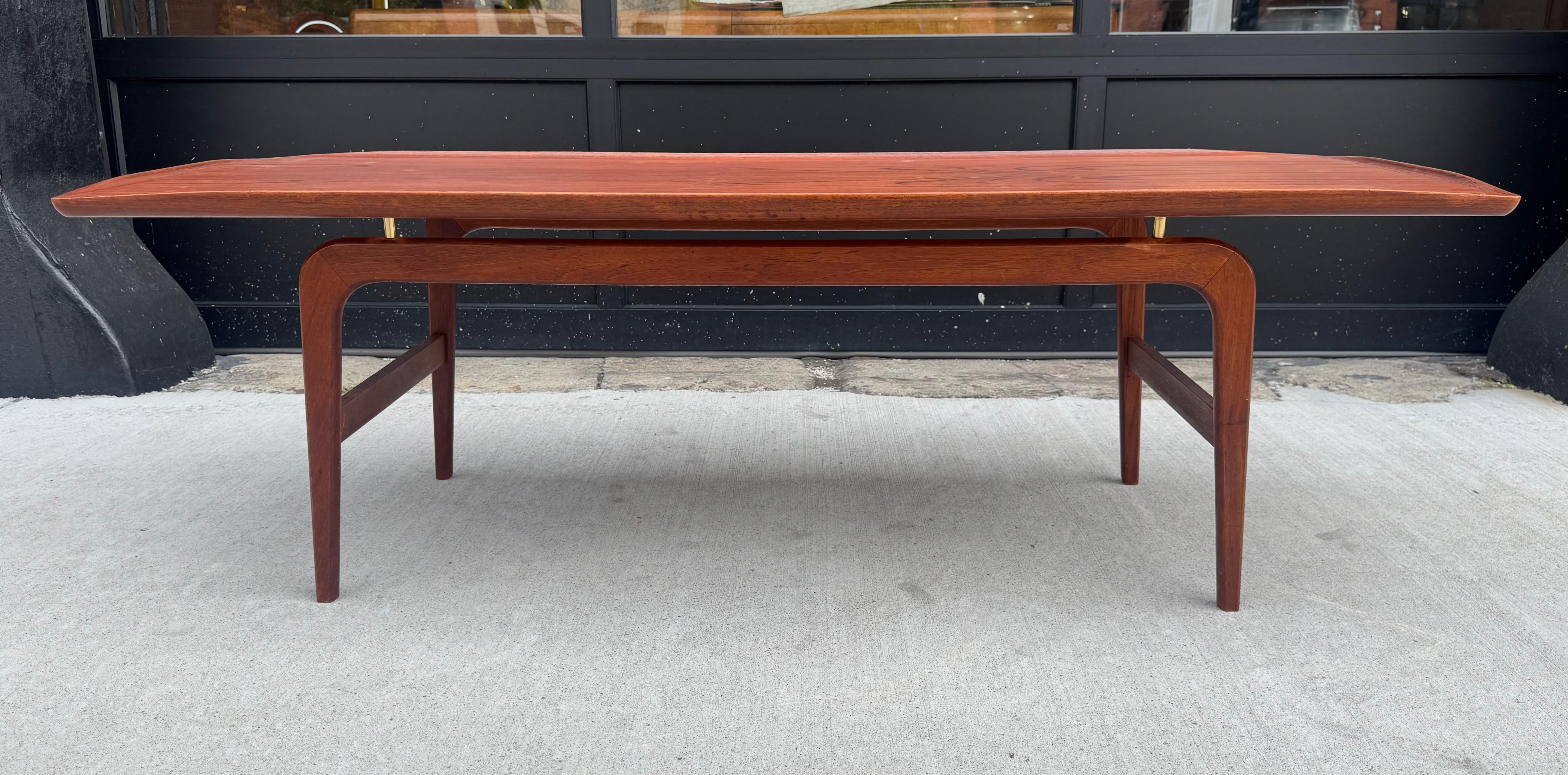 Arne Hovmand-Olsen Table basse flottante en teck / Danish Classics en vente 1