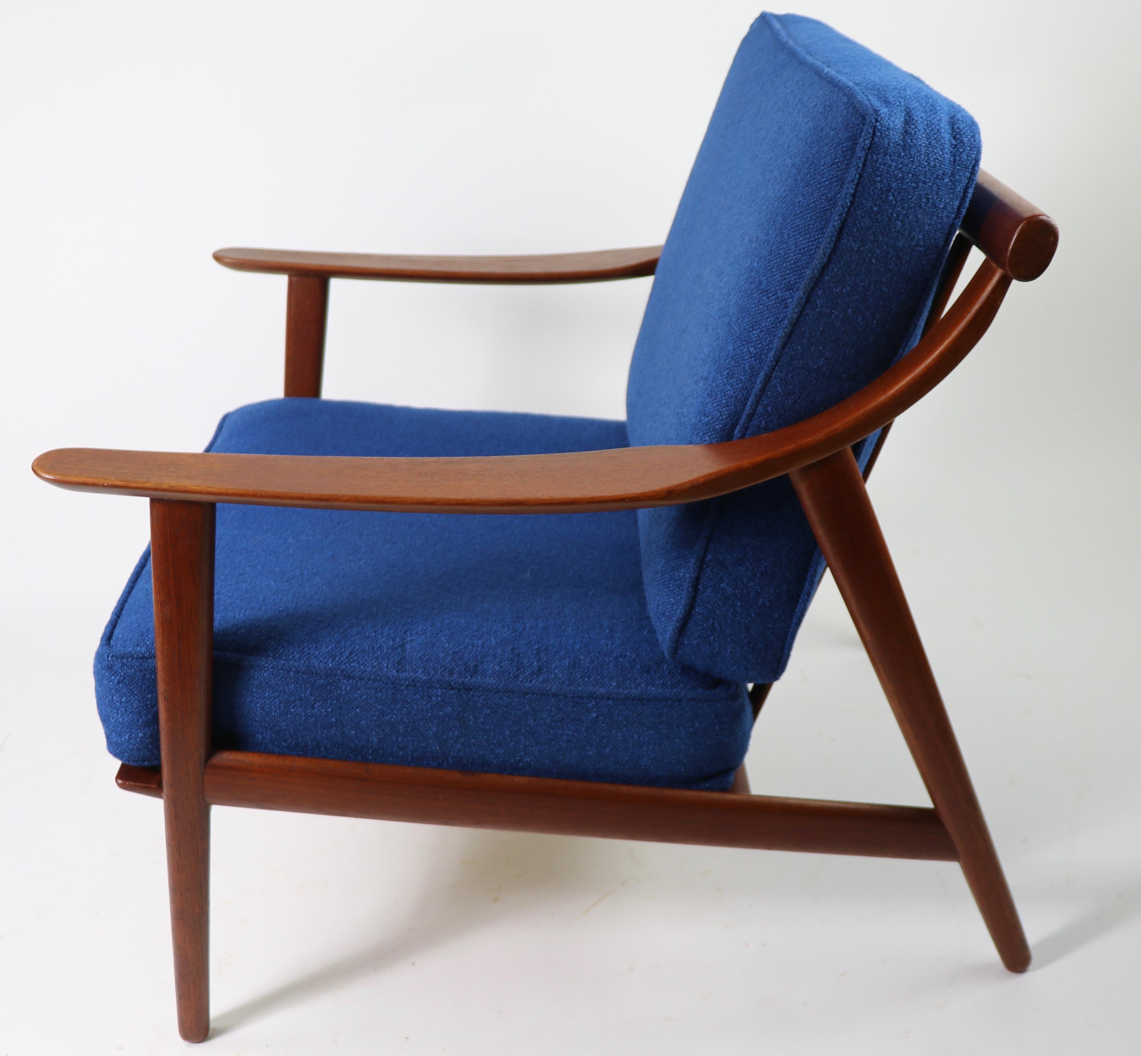 Danish modern teak frame lounge chair designed by Arne Hovmand Olsen for Mogerns Kold (model MK- 119). This example is in excellent, original condition (straps replaced). Sophisticated, architectural design, and clean ready to use.
Measures: Seat H