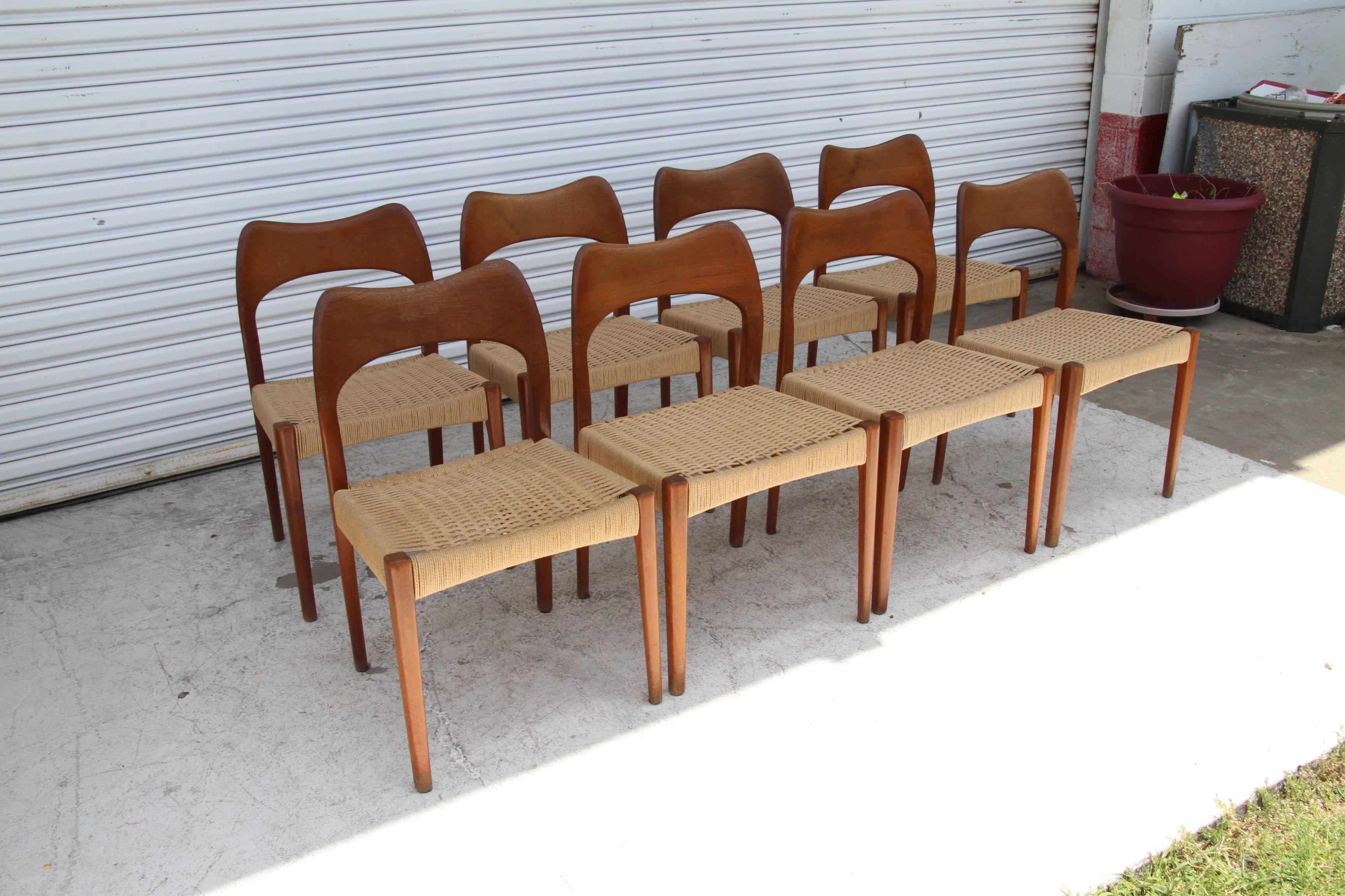 Arne Hovmand-Olsen per Mogens Kold Sedie da pranzo in teak danese del metà secolo - Set di 8

Ogni sedia misura: 19 larghezza x 17 profondità x 30,5 pollici di altezza, con un'altezza della seduta/spazio libero di 17,75 pollici.