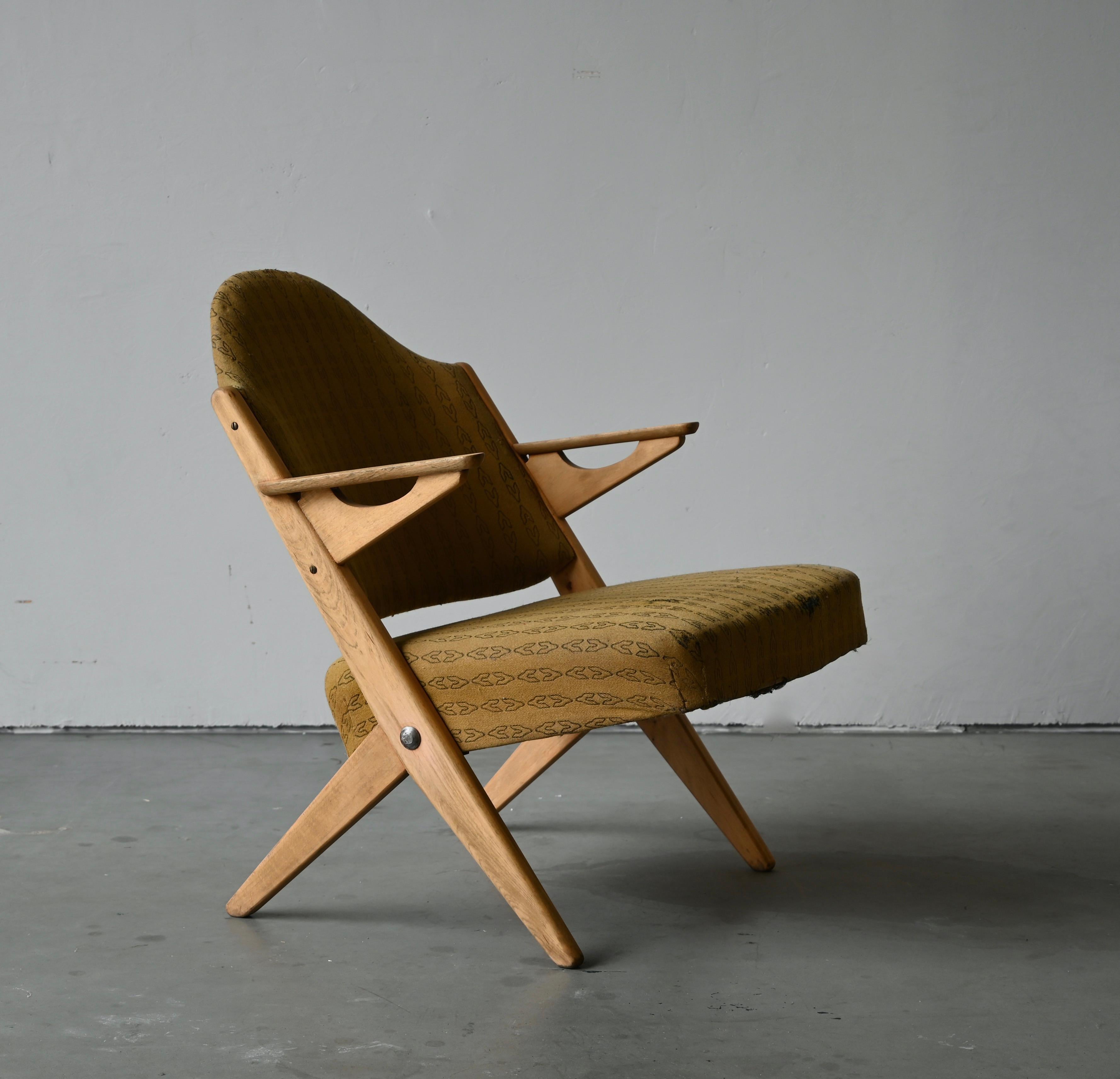 A rare lounge chair / arm chair by Arne Hovmand-Olsen. Designed in 1955, produced by Komfort, Randers, Denmark.

Features solid beech and vintage fabric.

Other designers of the period include Lina Bo Bardi, Pierre Jeanneret, Hans Wegner, Finn