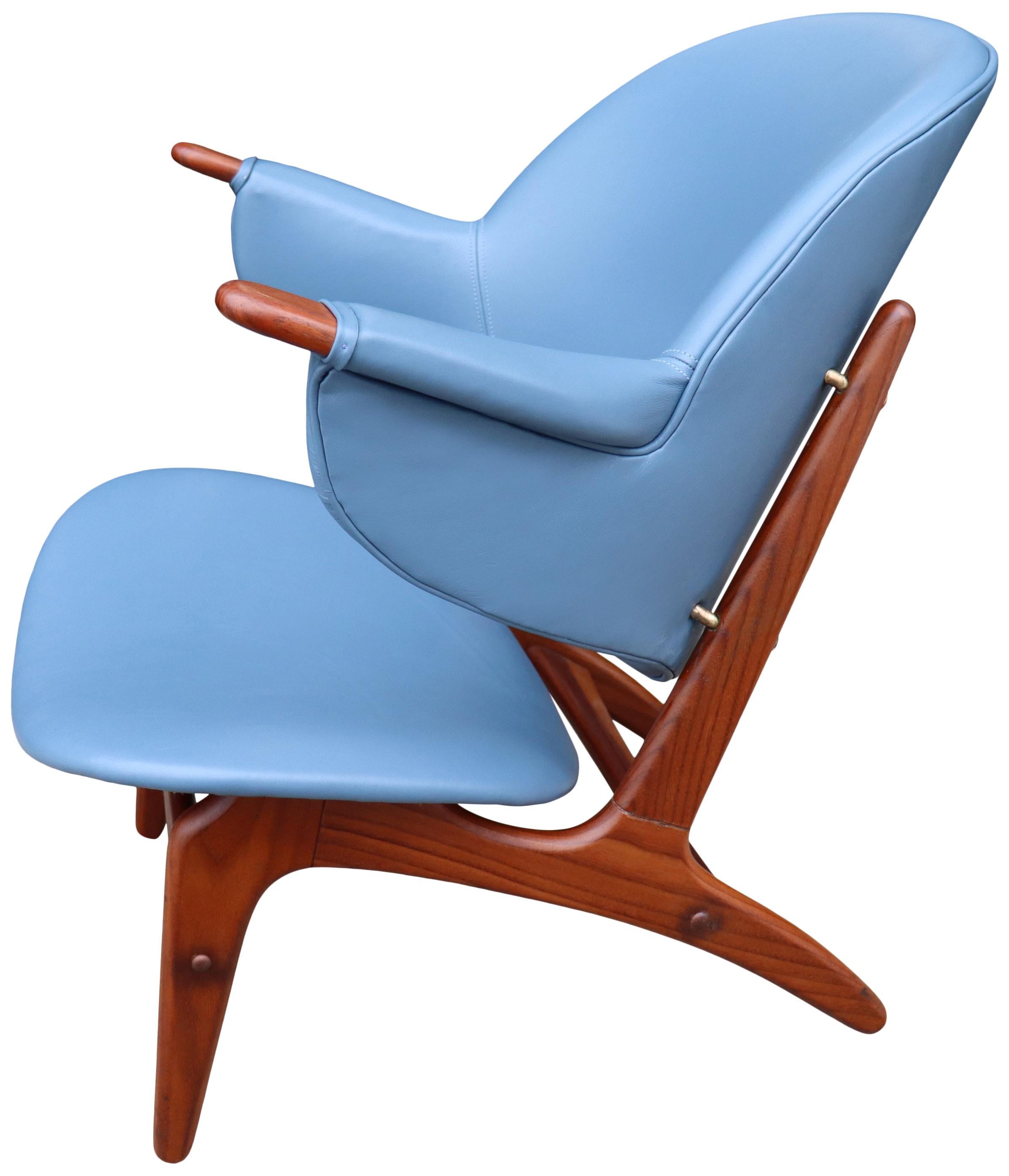 Arne Hovmand-Olsen Lounge Chair in Blue Leather In Good Condition For Sale In BROOKLYN, NY