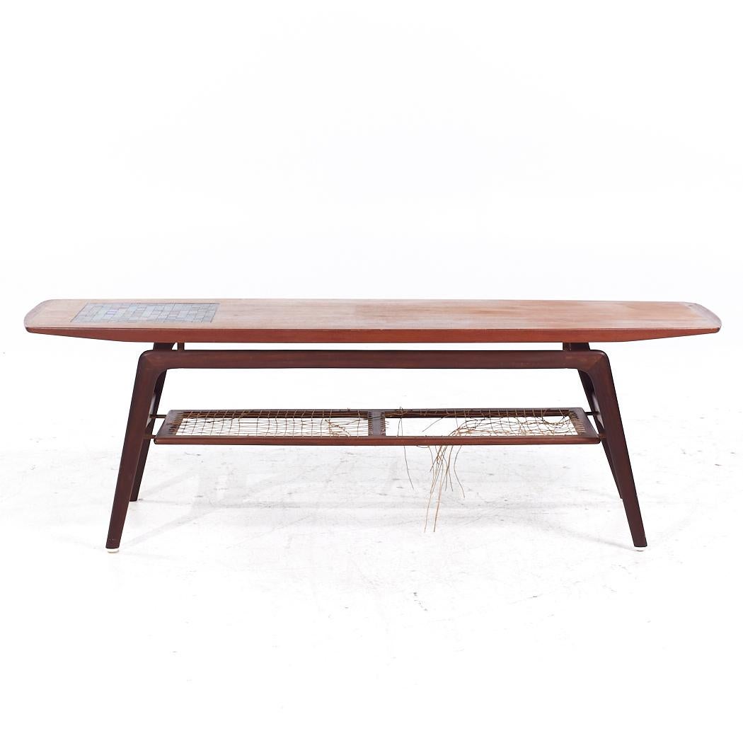 Arne Hovmand-Olsen Mid Century Danish Teak und Mosaik Couchtisch

Dieser Couchtisch misst: 59,25 breit x 19 tief x 19,25 Zoll hoch

Alle Möbelstücke sind in einem so genannten restaurierten Vintage-Zustand zu haben. Das bedeutet, dass das Stück beim