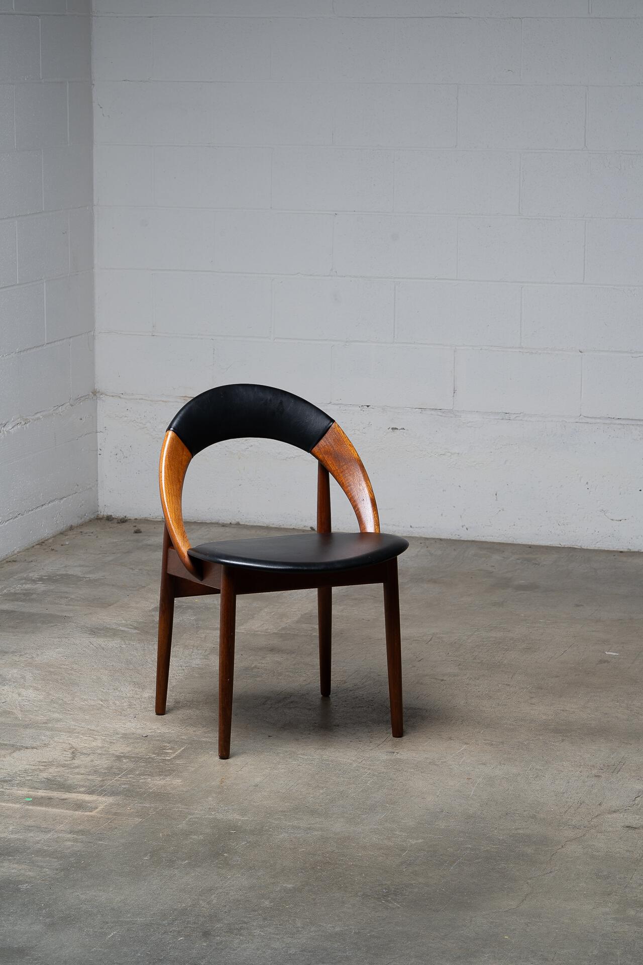 Der Stuhl Model 71 ist ein skulpturales und schön ausbalanciertes Beispiel des dänischen Modernismus und wurde Anfang der 1960er Jahre von Arne Hovmand-Olsen für Mogens Kold entworfen. Der Stuhl ist aus massivem Teakholz in kräftigen Farbtönen