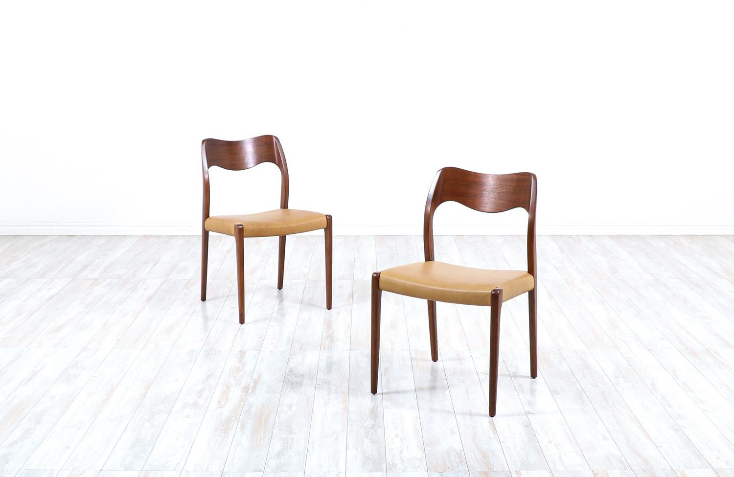 Arne Hovmand-Olsen Model-71 Teak & Leather Dining Chairs for J.L. Møllers In Excellent Condition In Los Angeles, CA