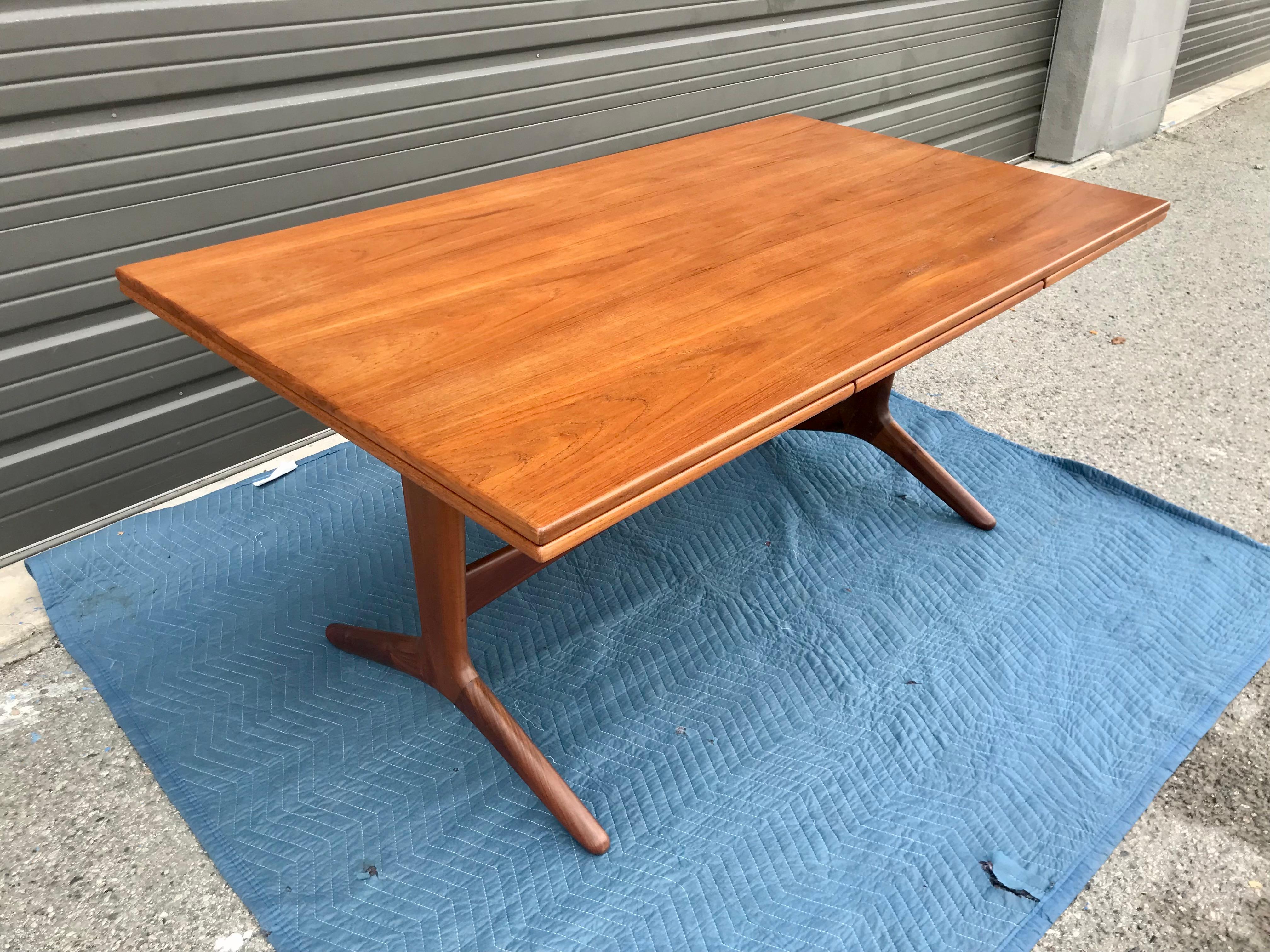 Dining Table with Two Leaves Arne Hovmand-Olsen Mogens Kold In Excellent Condition For Sale In Los Angeles, CA