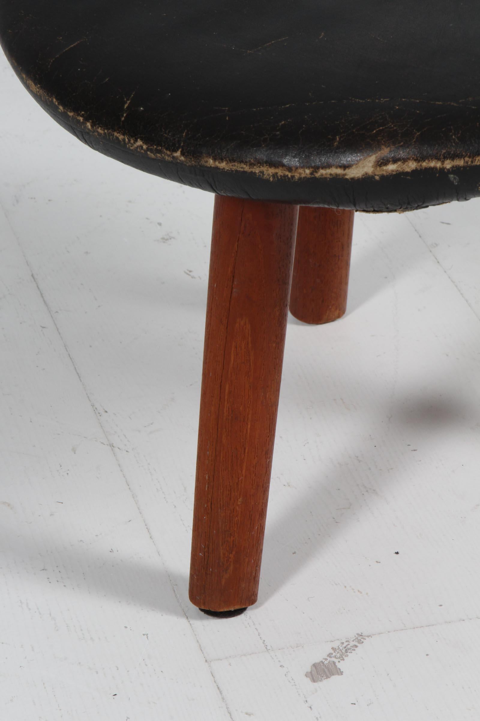 Scandinavo moderno Pouf Arne Hovmand-Olsen in pelle nera patinata e teak. 1960s in vendita