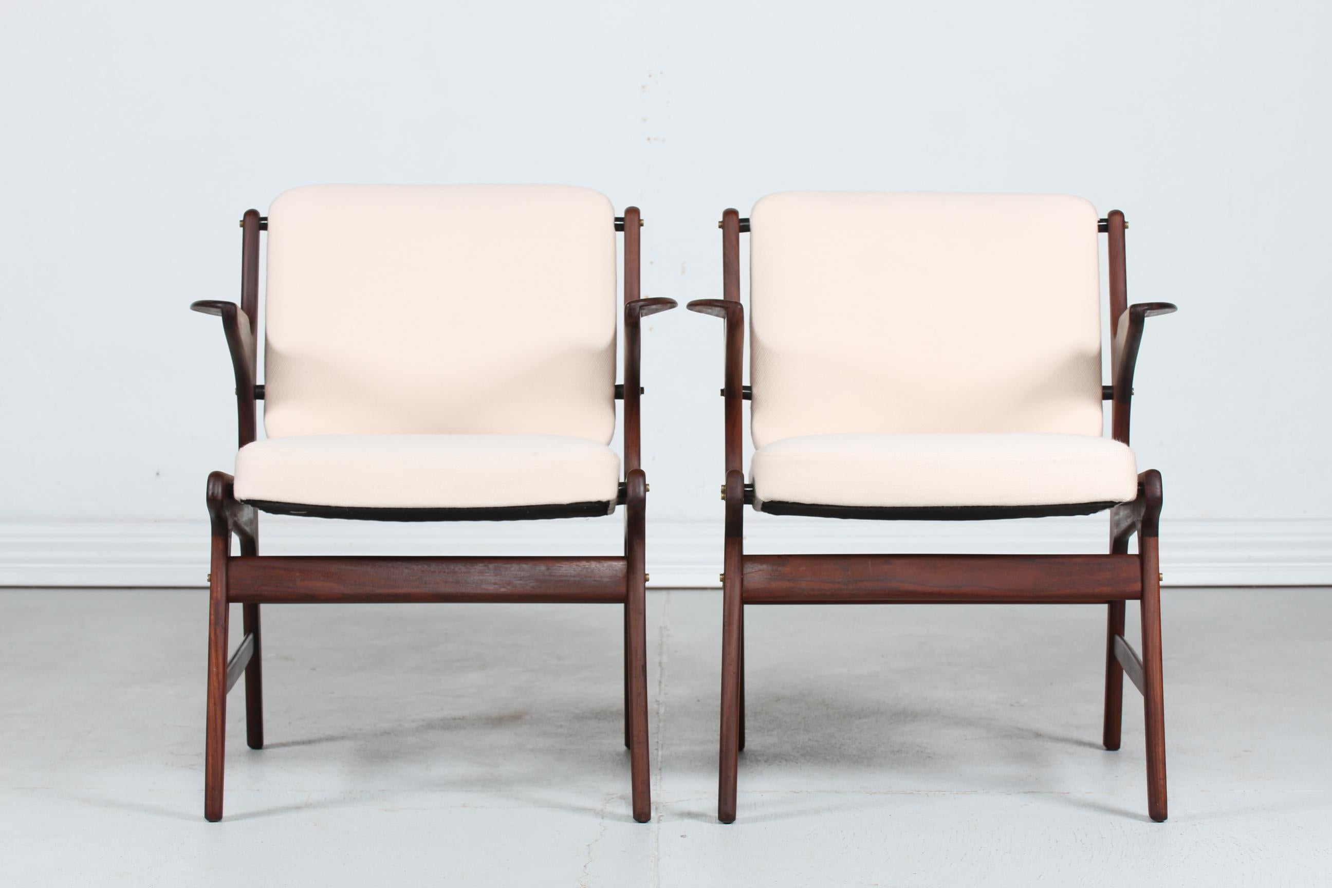 Paire de fauteuils easy du milieu du siècle dernier modèle 310 par Arne Hovmand-Olsen
Ils ont été fabriqués au Danemark dans les années 1960, très probablement par Komfort à Randers.

Les cadres sont en teck massif avec des vis en laiton ; la