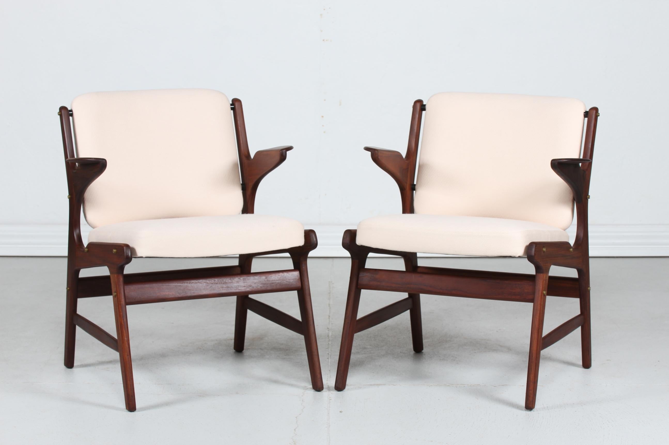 Danois Arne Hovmand-Olsen Paire de fauteuils en teck avec tissu clair Danemark années 60  en vente