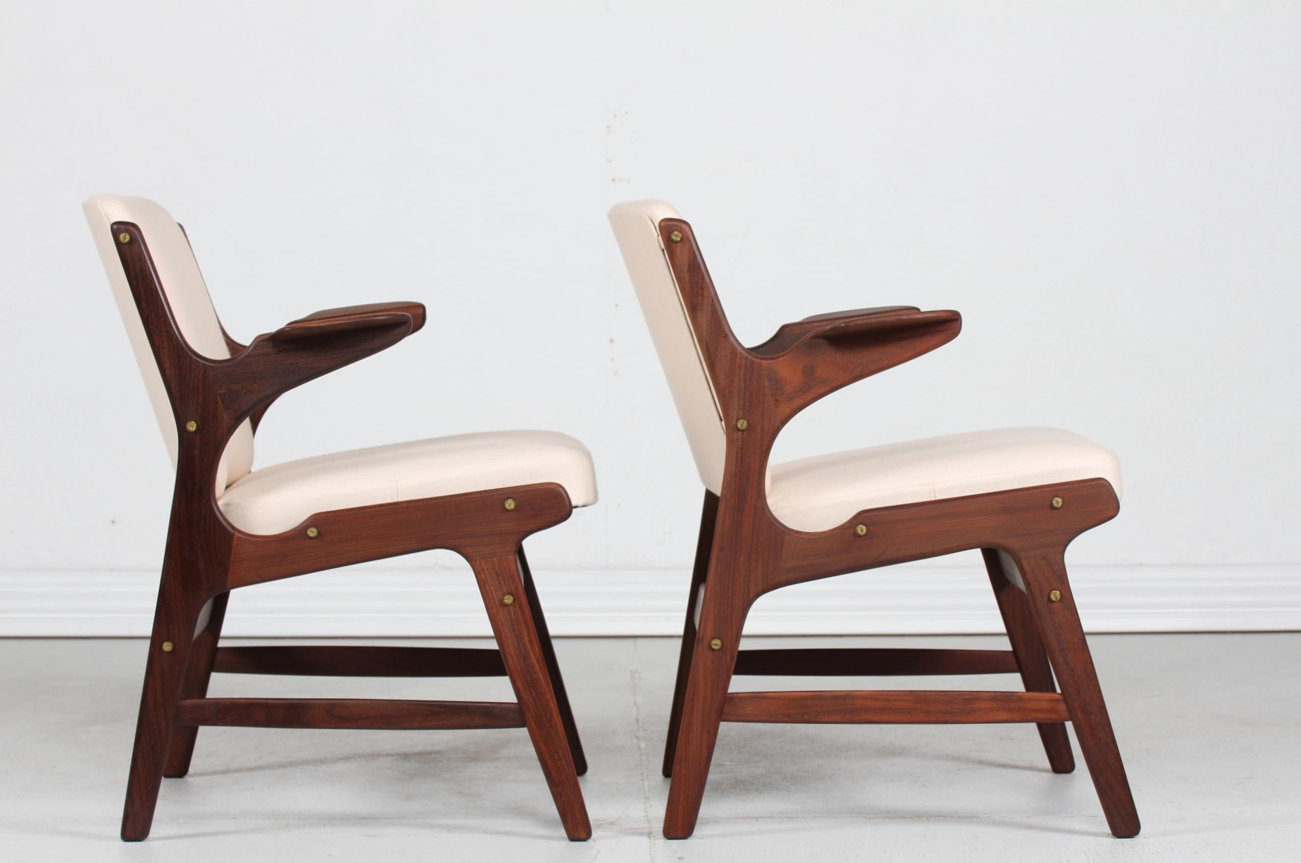 Laiton Arne Hovmand-Olsen Paire de fauteuils en teck avec tissu clair Danemark années 60  en vente