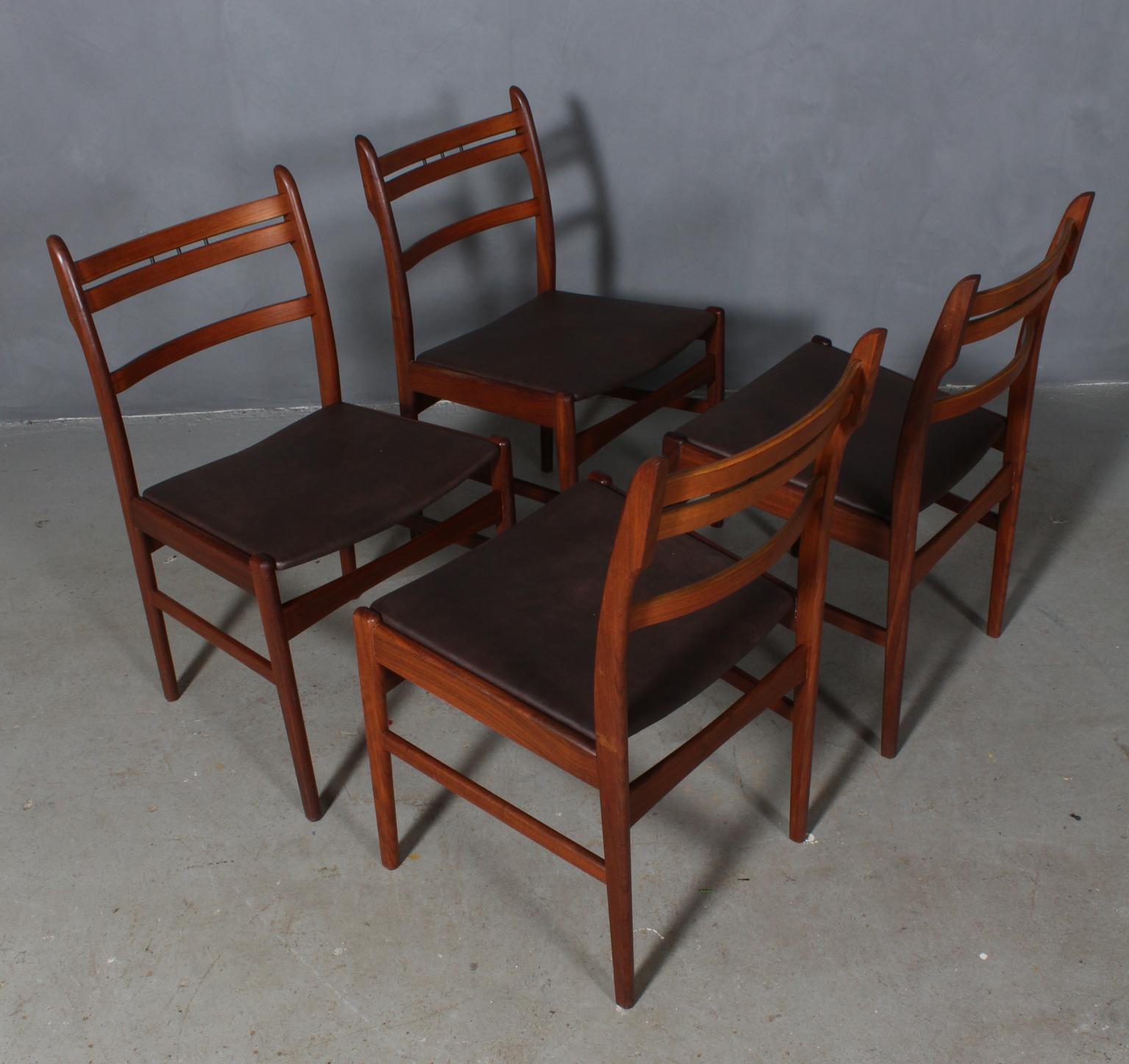 Ensemble de quatre chaises de salle à manger Arne Hovmand Olsen. Cadre en teck partiellement massif.

Nouveau rembourrage en cuir aniline mokka.