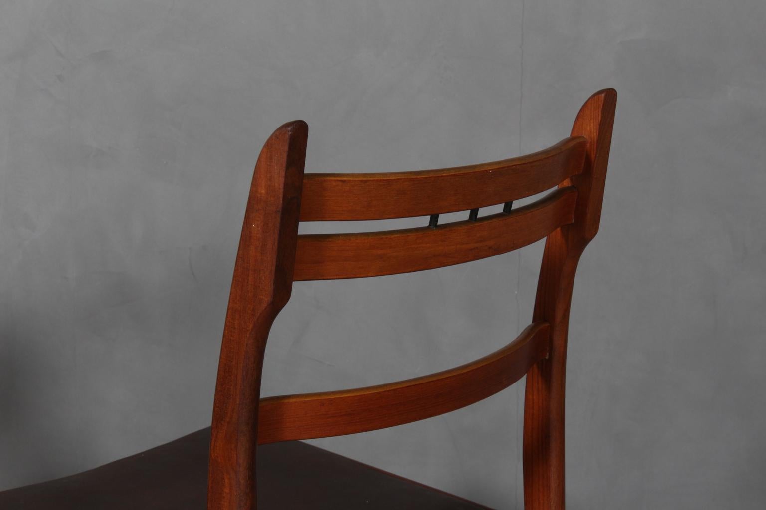Milieu du XXe siècle Ensemble de quatre chaises de salle à manger Arne Hovmand Olsen en vente