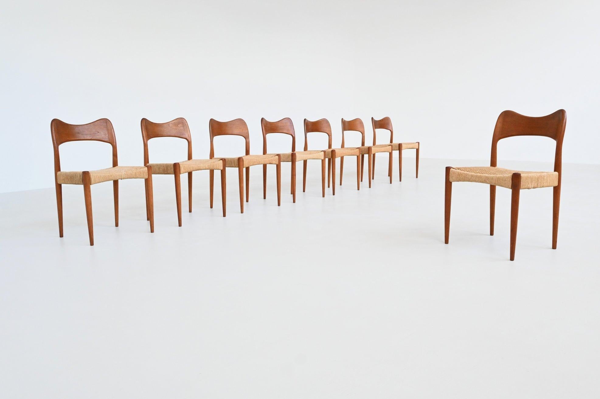 Magnifique ensemble de huit chaises de salle à manger conçu par Hovmand Olsen pour Mogens Kold, Danemark 1960. Cet ensemble raffiné de huit chaises de salle à manger présente des cadres sculpturaux en chêne massif et des assises en corde de papier