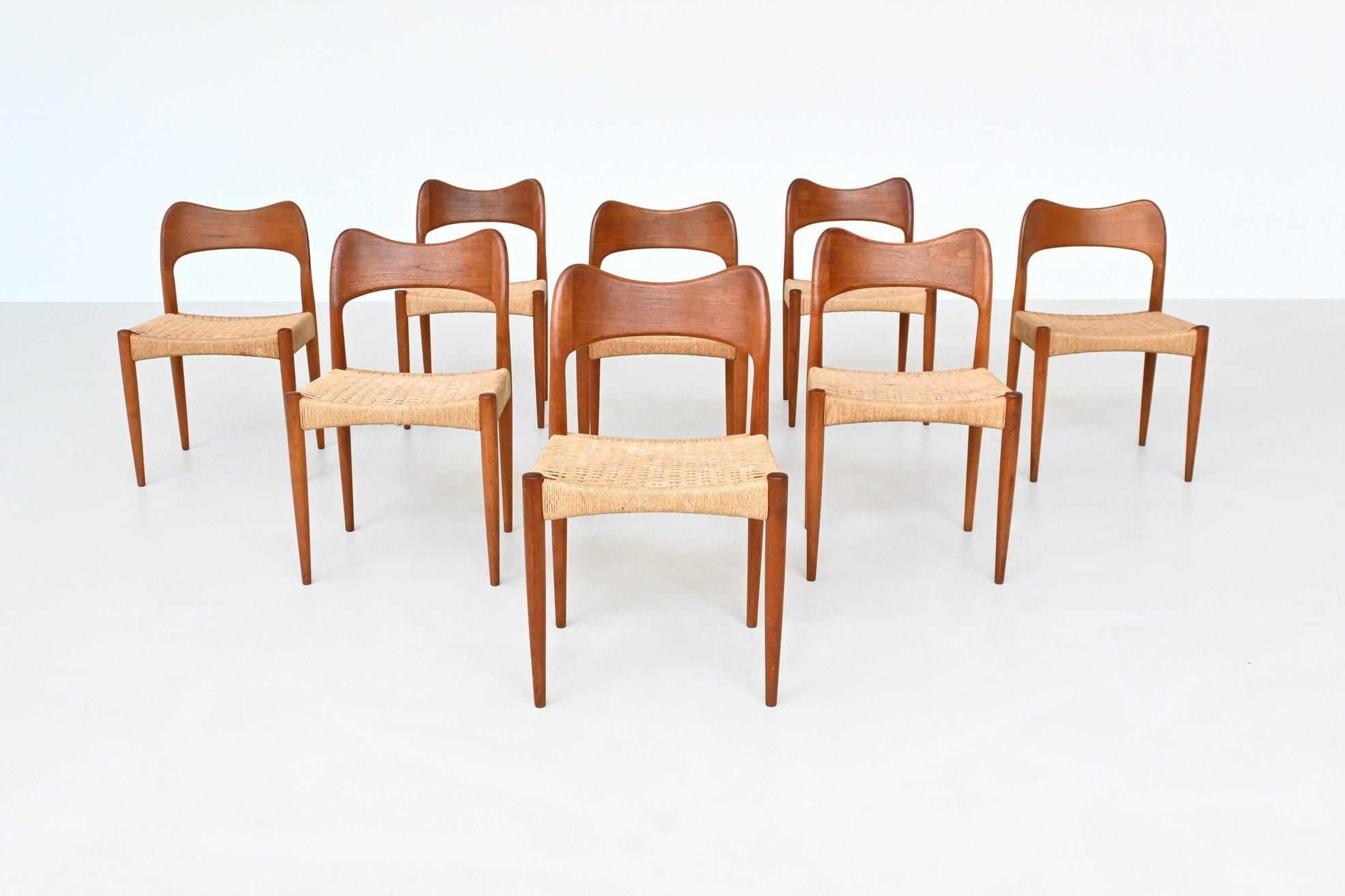 Scandinave moderne Arne Hovmand Olsen set of eight dining chairs in oak Mogens Kold Denmark 1960 en vente