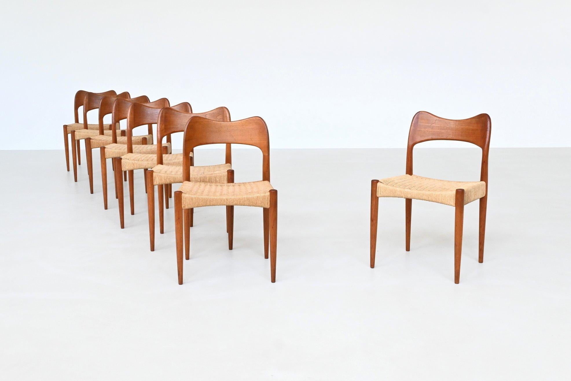 Danois Arne Hovmand Olsen set of eight dining chairs in oak Mogens Kold Denmark 1960 en vente