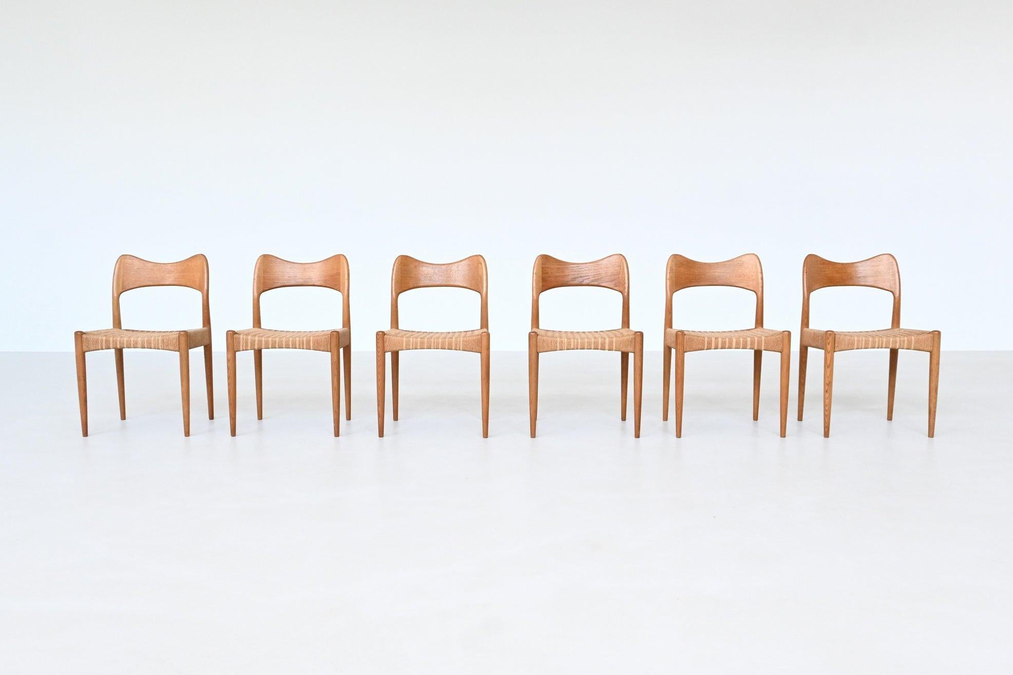 Magnifique ensemble de six chaises de salle à manger conçu par Hovmand Olsen pour Mogens Kold, Danemark 1960. Cet ensemble raffiné de huit chaises de salle à manger présente des cadres sculpturaux en chêne massif et des assises en corde de papier