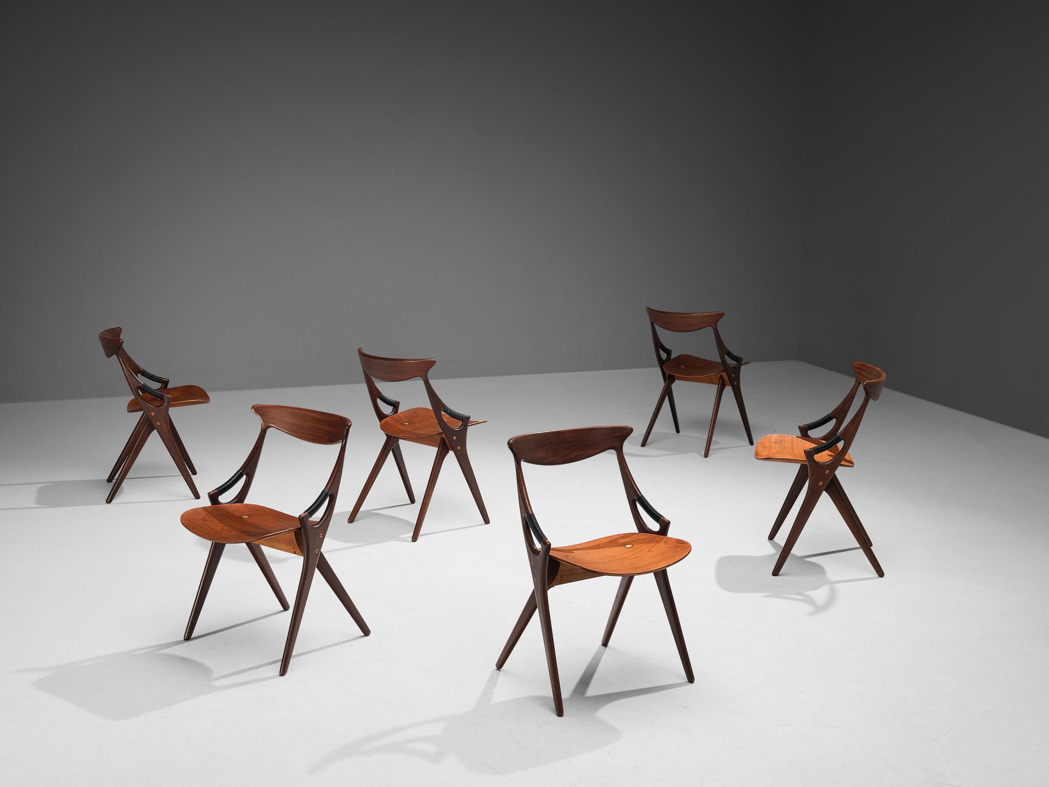Arne Hovmand-Olsen pour Mogens Kold Møbelfabrik, ensemble de six chaises de salle à manger, modèle 71, teck, laiton, Danemark, 1959 

Cet ensemble sculptural de six chaises de salle à manger a été conçu par le designer danois Arne Hovmand/Olsen pour