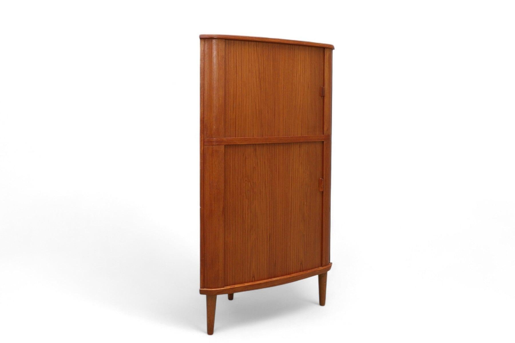 Origine: Danimarca
Designer: Arne Hovmand-Olsen
Produttore: Skovmand & Andersen
Epoca: anni '50
Materiali: Teak
Misure: 37