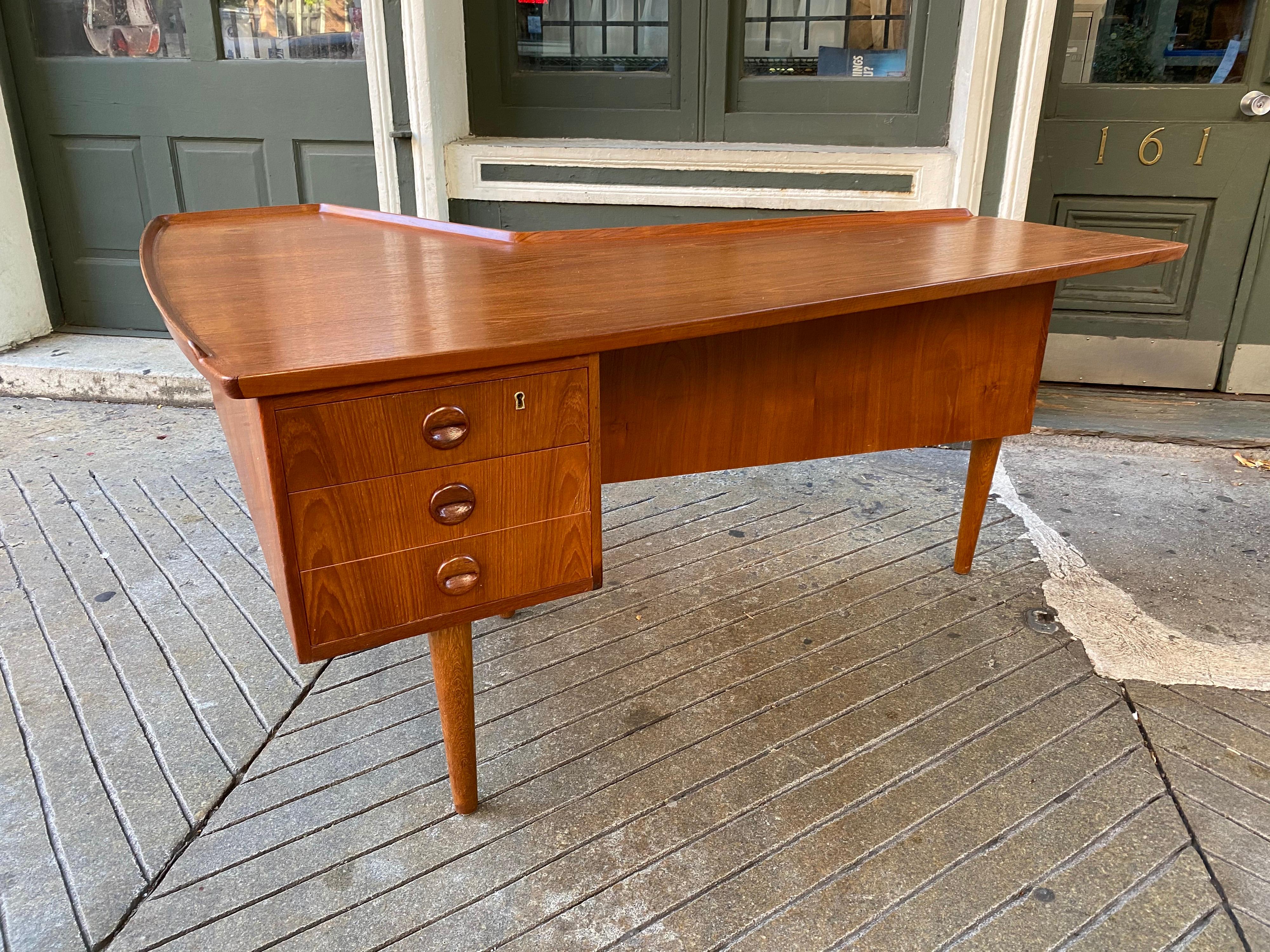 Scandinavian Modern Arne Hovmand-Olsen Teak Boomerang Desk/ Not Arne Vodder