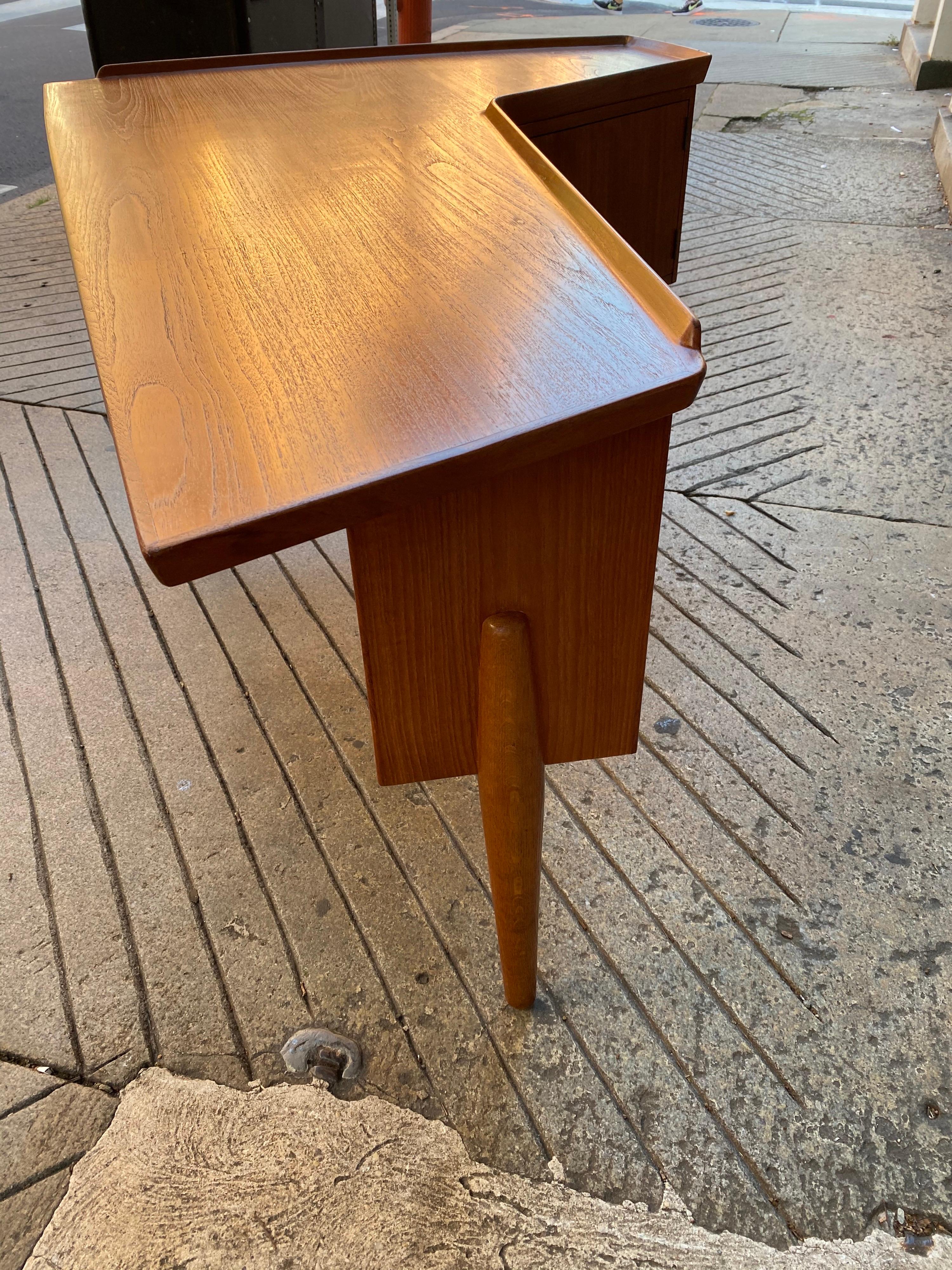 Arne Hovmand-Olsen Teak Boomerang Desk/ Not Arne Vodder In Good Condition In Philadelphia, PA