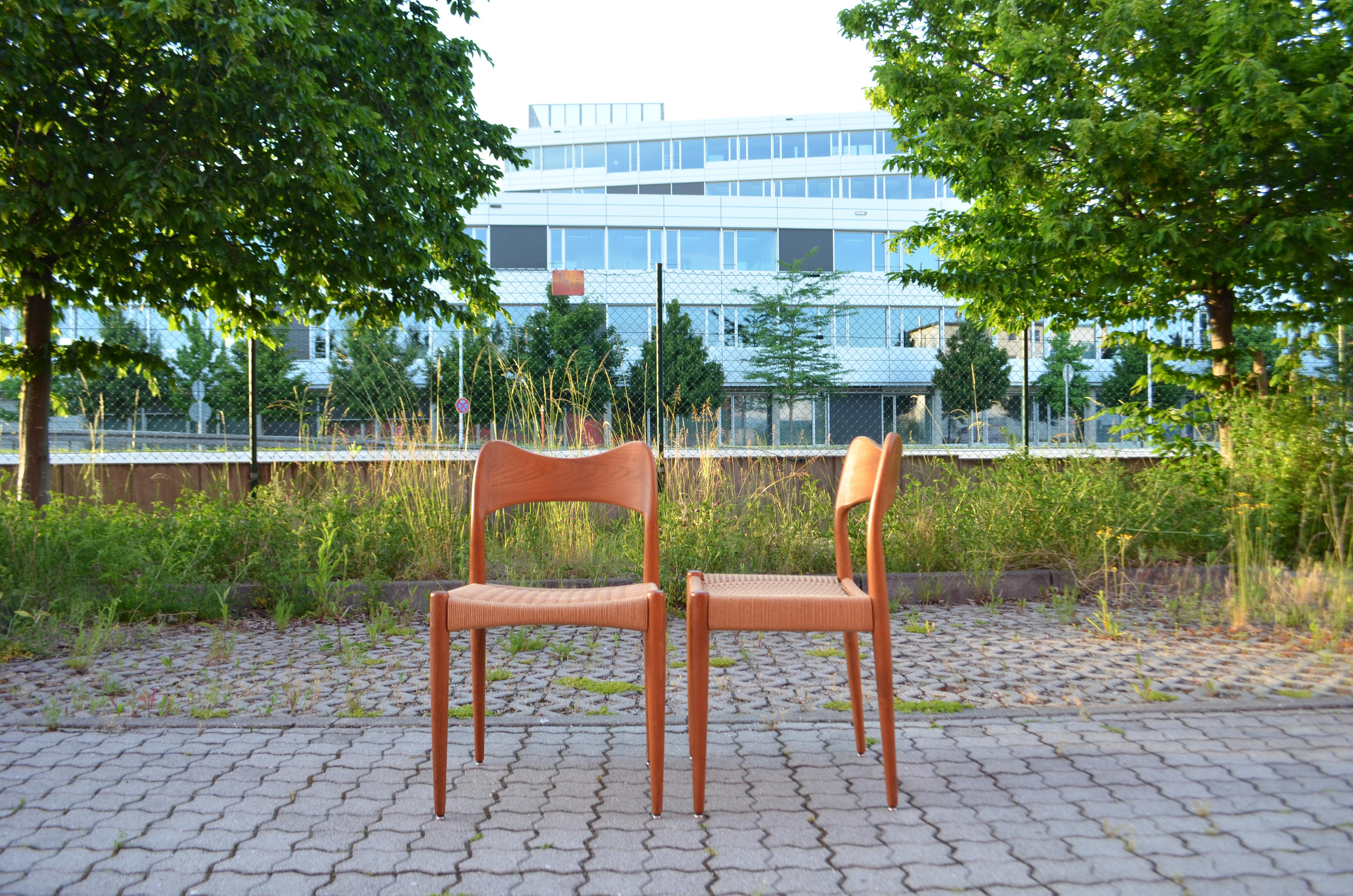 Chaises de salle à manger Arne Hovmand Olsen en bois de teck et corde de papier.
Produit par Mogens Kold.
Ensemble de 2.