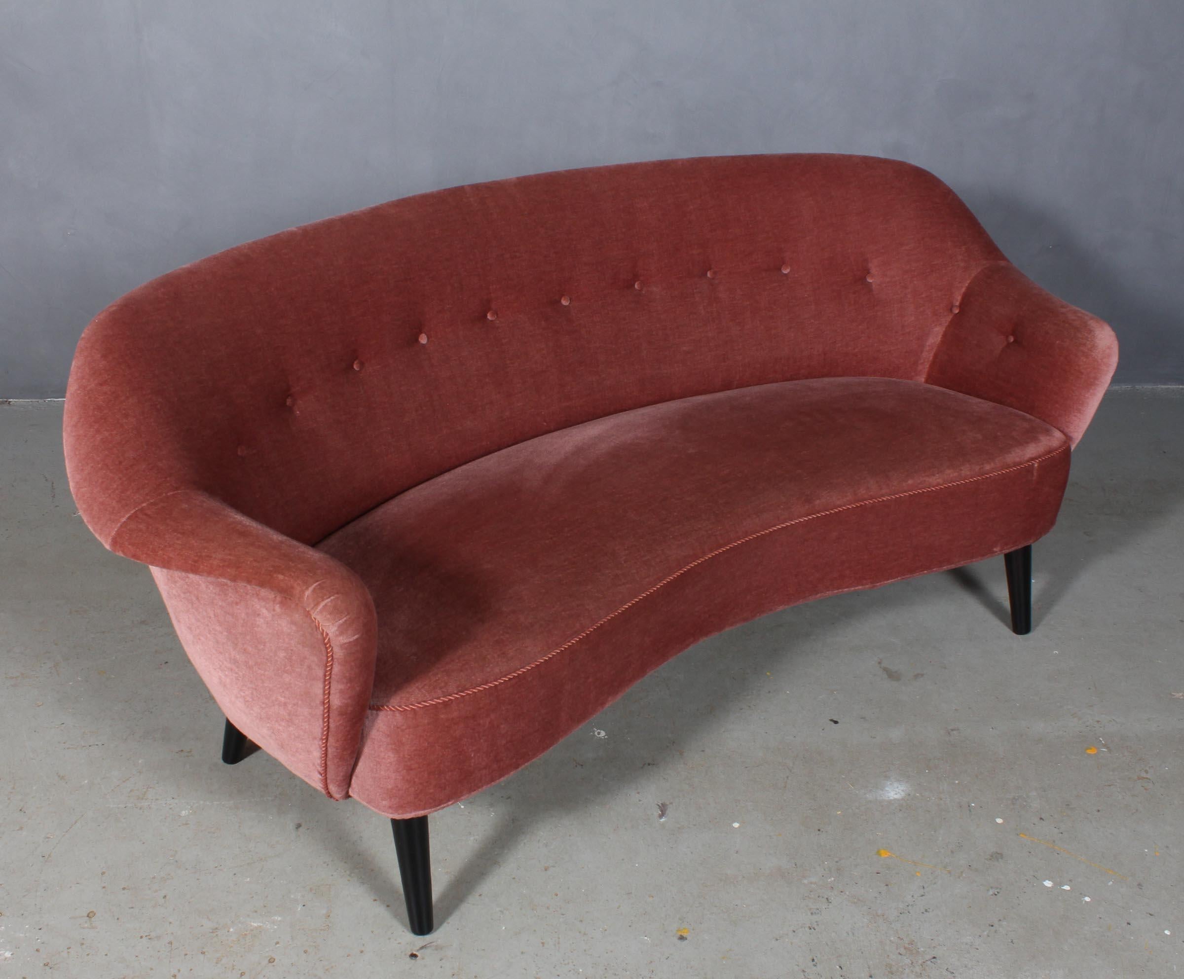 Arne Hovmand-Olsen. Three seat sofa with original velvet. Legs of stained wood.

Made in the 1950s, by Pedersen & Knap.