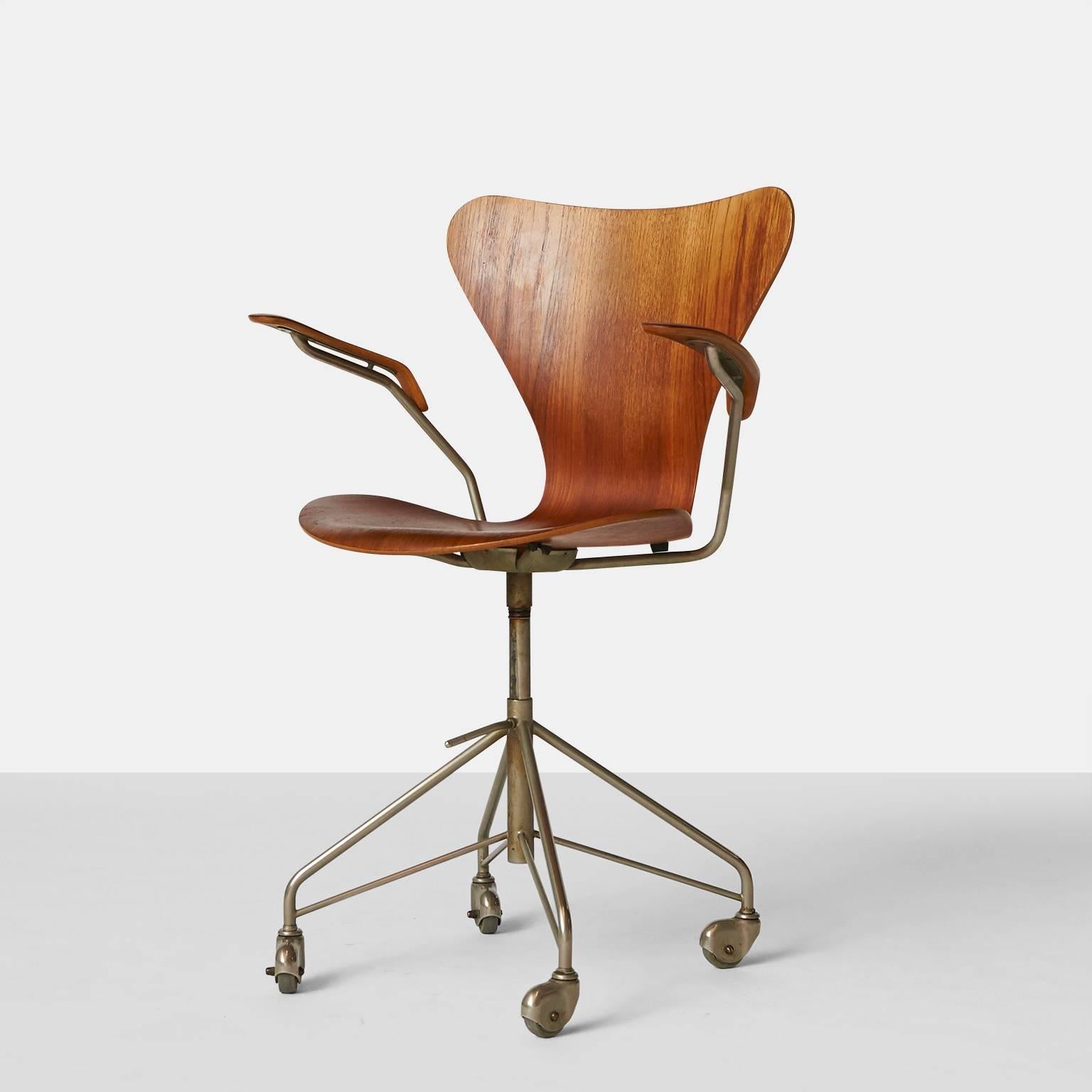 Arne Jacobsen, Series 7 office chair, model 3217.
A swivel desk chair in teak with a height adjustable, four-star, chromed steel base on casters. Early model of the base. Produced by Fritz Hansen.
Denmark, circa 1955.