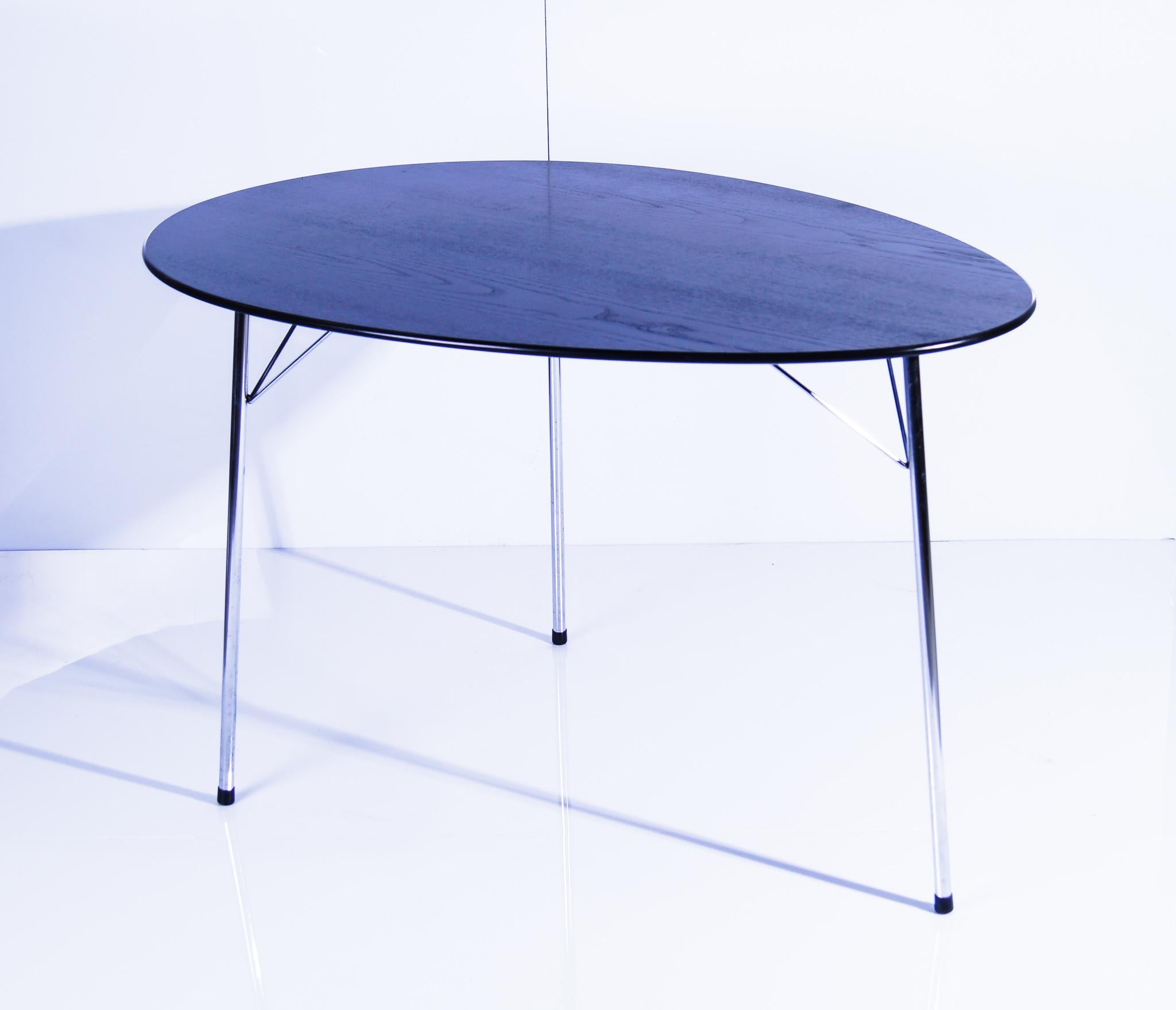 Arne Jacobsen 1902-1971. Oval tapered-shaped table, model 3603.
 

Arne Jacobsen. Table with oval tapered-shaped black lacquered ash top, three steel legs. H. 70, L. 115, W. 84 cm. Model 3603. Designed in 1952-53. Literature: Carsten Thau & Kjeld
