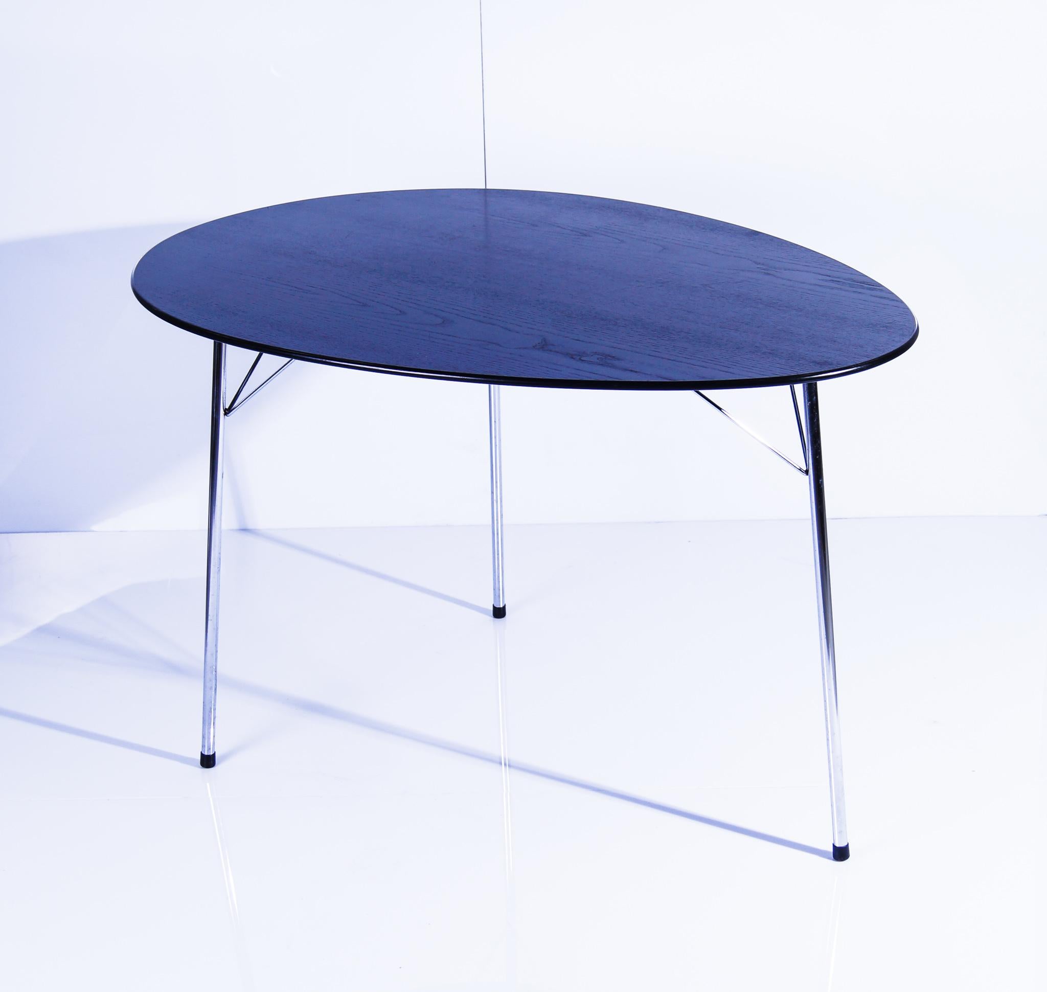 Mid-Century Modern Arne Jacobsen, Oval Tapered-Shaped Table, Model 3603