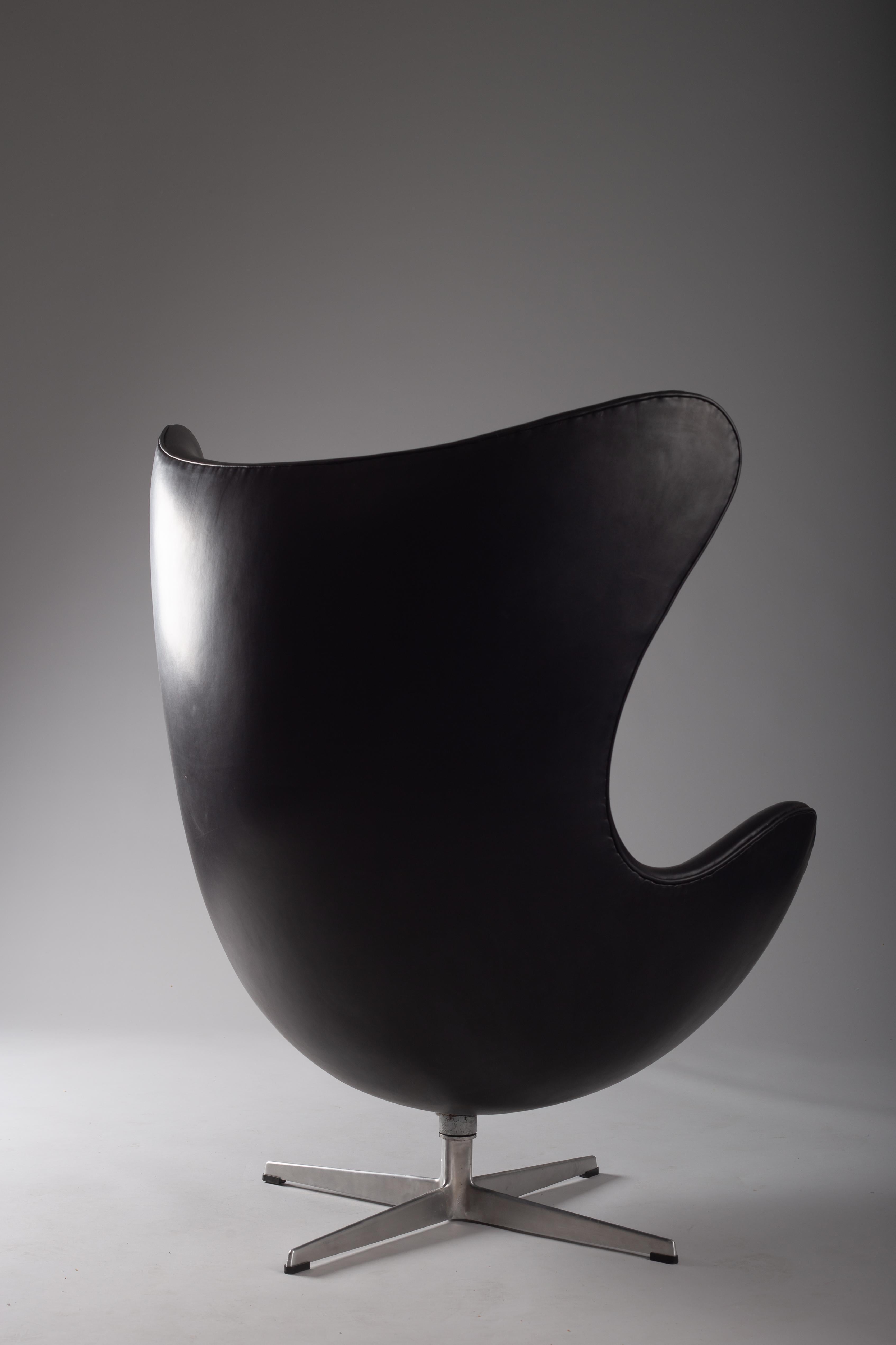 Arne Jacobsen, fauteuil à œuf en cuir noir des années 1960 pour Fritz Hansen en vente 4