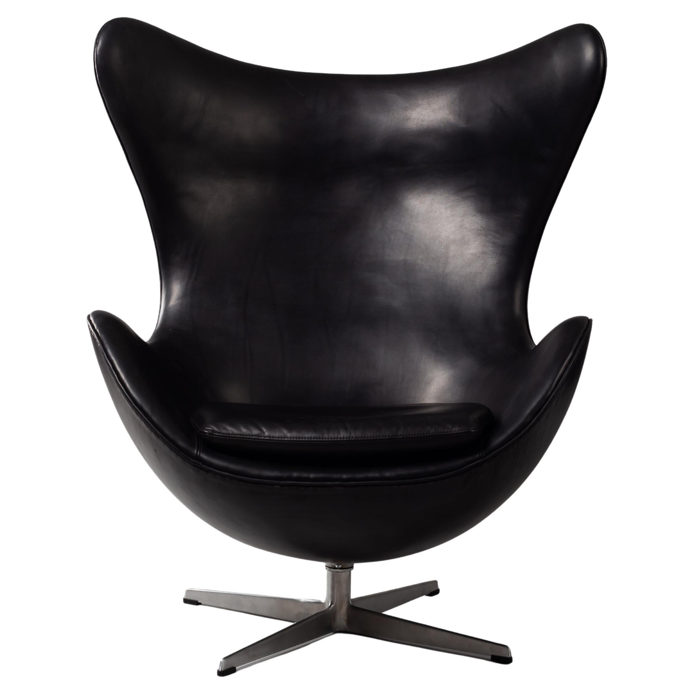 Découvrez l'élégance intemporelle avec la chaise Eleg en cuir noir d'Arne Jacobsen des années 1960 pour Fritz Hansen. Réputée pour son savoir-faire inégalé et son design scandinave emblématique, cette pièce illustre la sophistication de la
