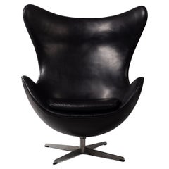 Arne Jacobsen, 1960s black leather egg chair for Fritz Hansen
