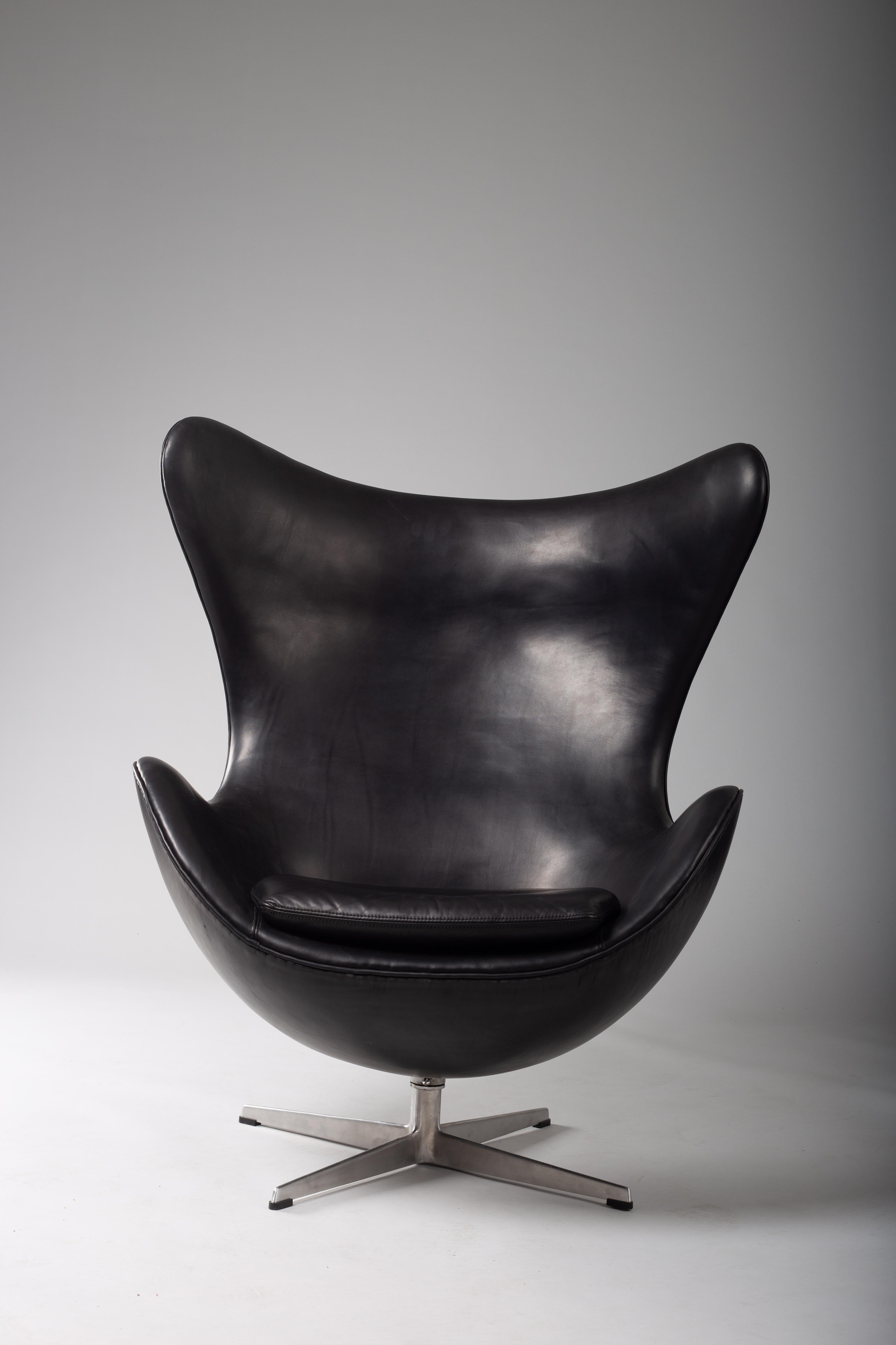 Mid-Century Modern Arne Jacobsen, fauteuil à œuf en cuir noir des années 1960 pour Fritz Hansen en vente