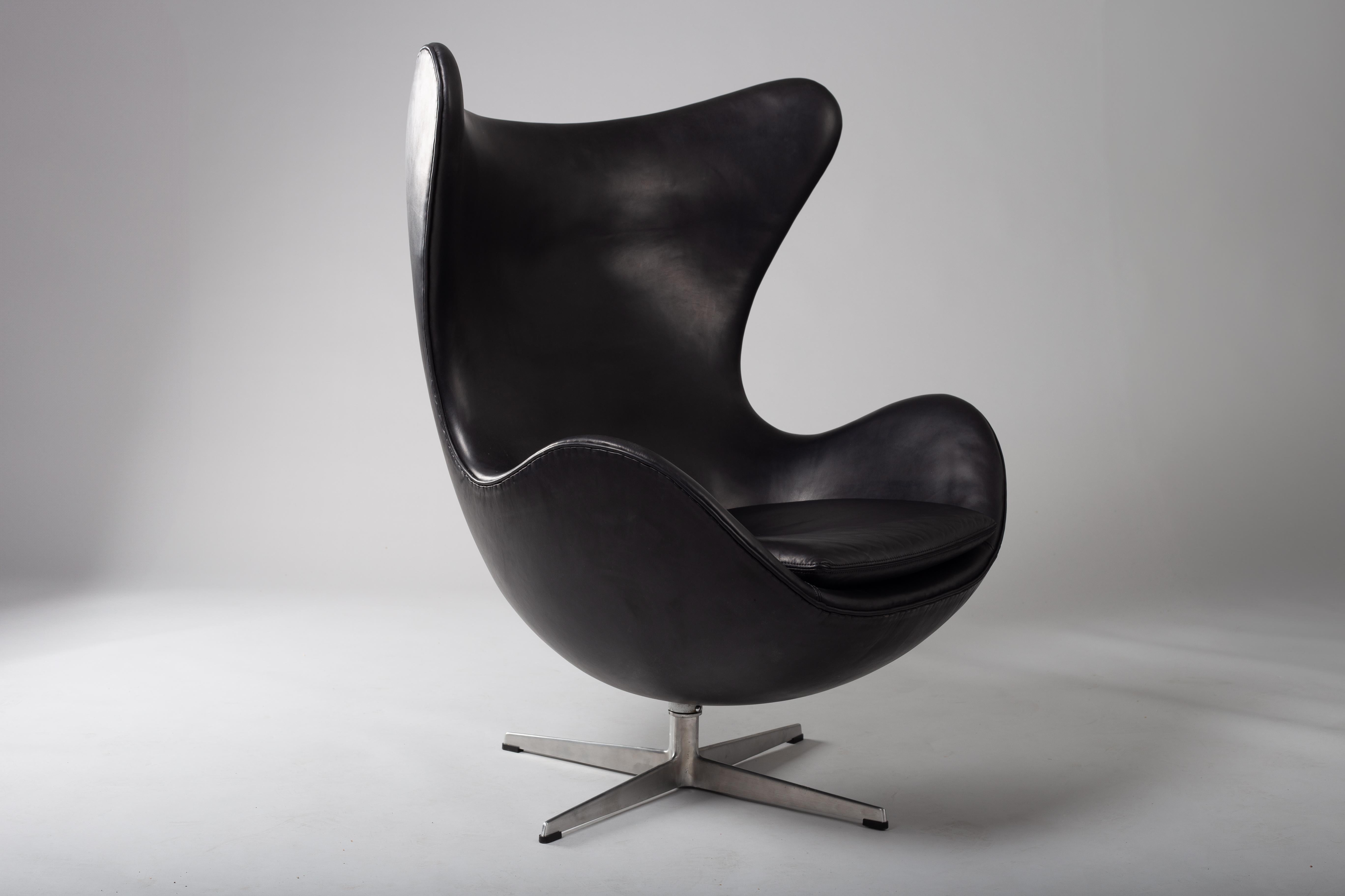Arne Jacobsen, fauteuil à œuf en cuir noir des années 1960 pour Fritz Hansen Bon état - En vente à Turku, Varsinais-Suomi