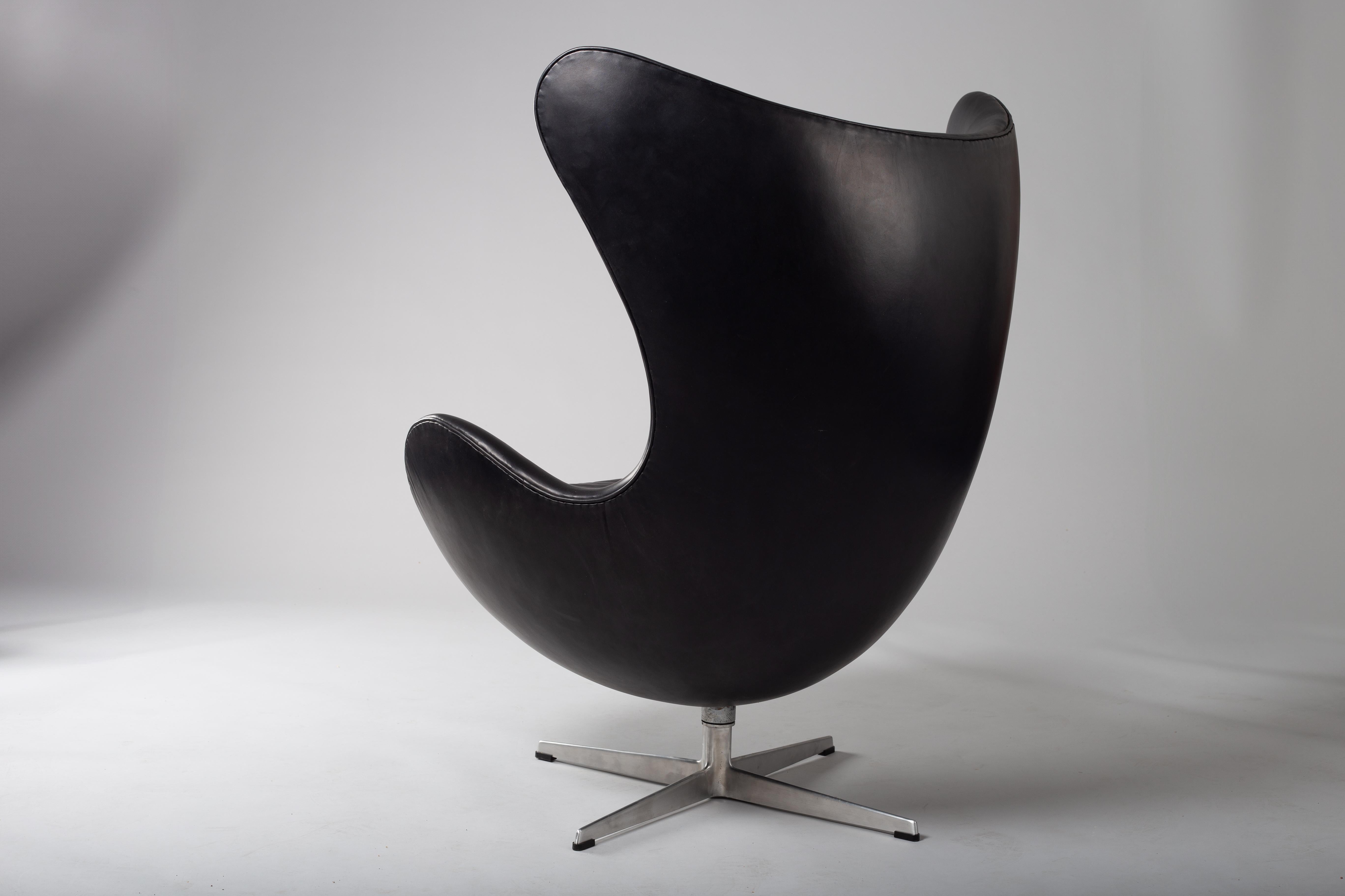20ième siècle Arne Jacobsen, fauteuil à œuf en cuir noir des années 1960 pour Fritz Hansen en vente