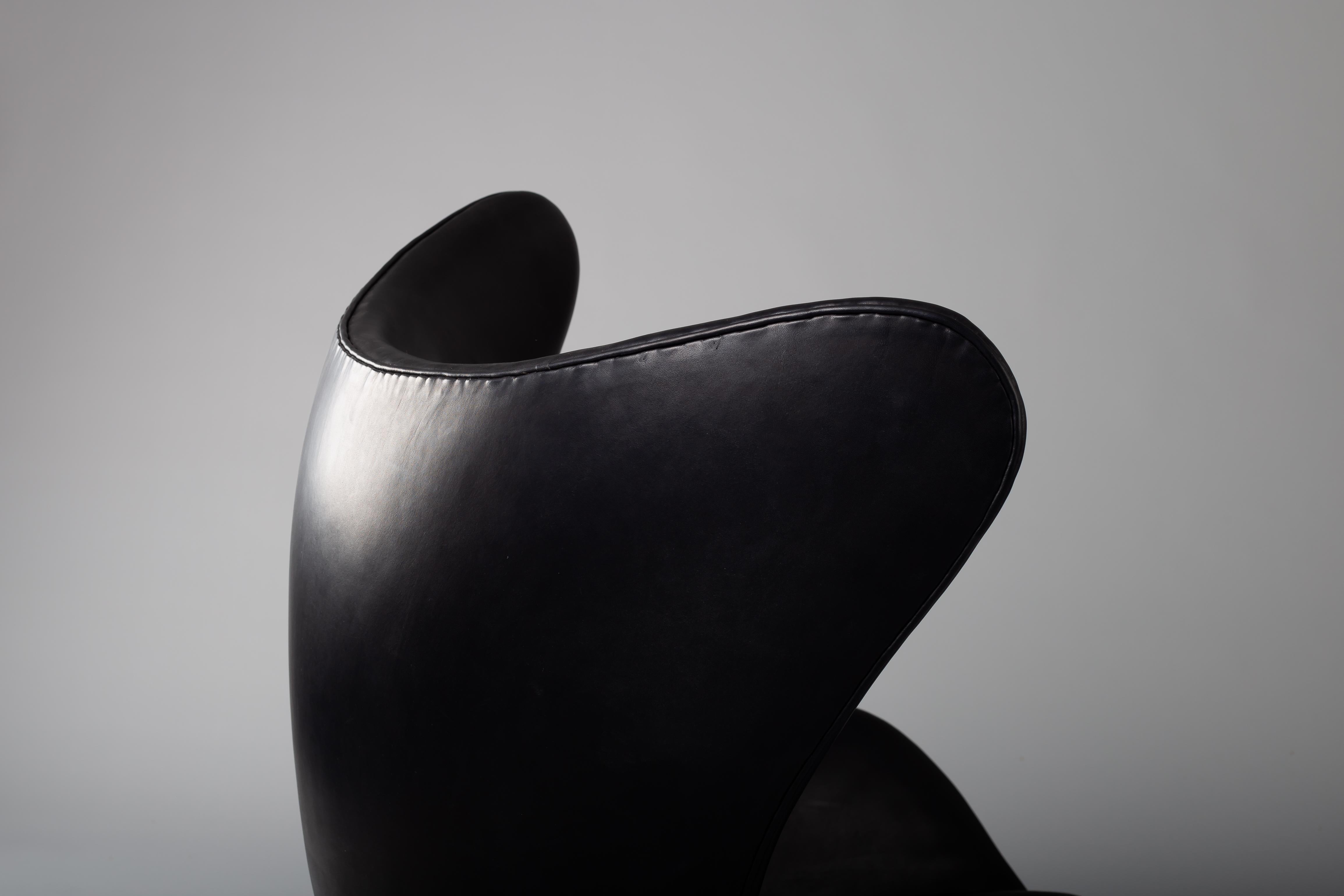 Métal Arne Jacobsen, fauteuil à œuf en cuir noir des années 1960 pour Fritz Hansen en vente