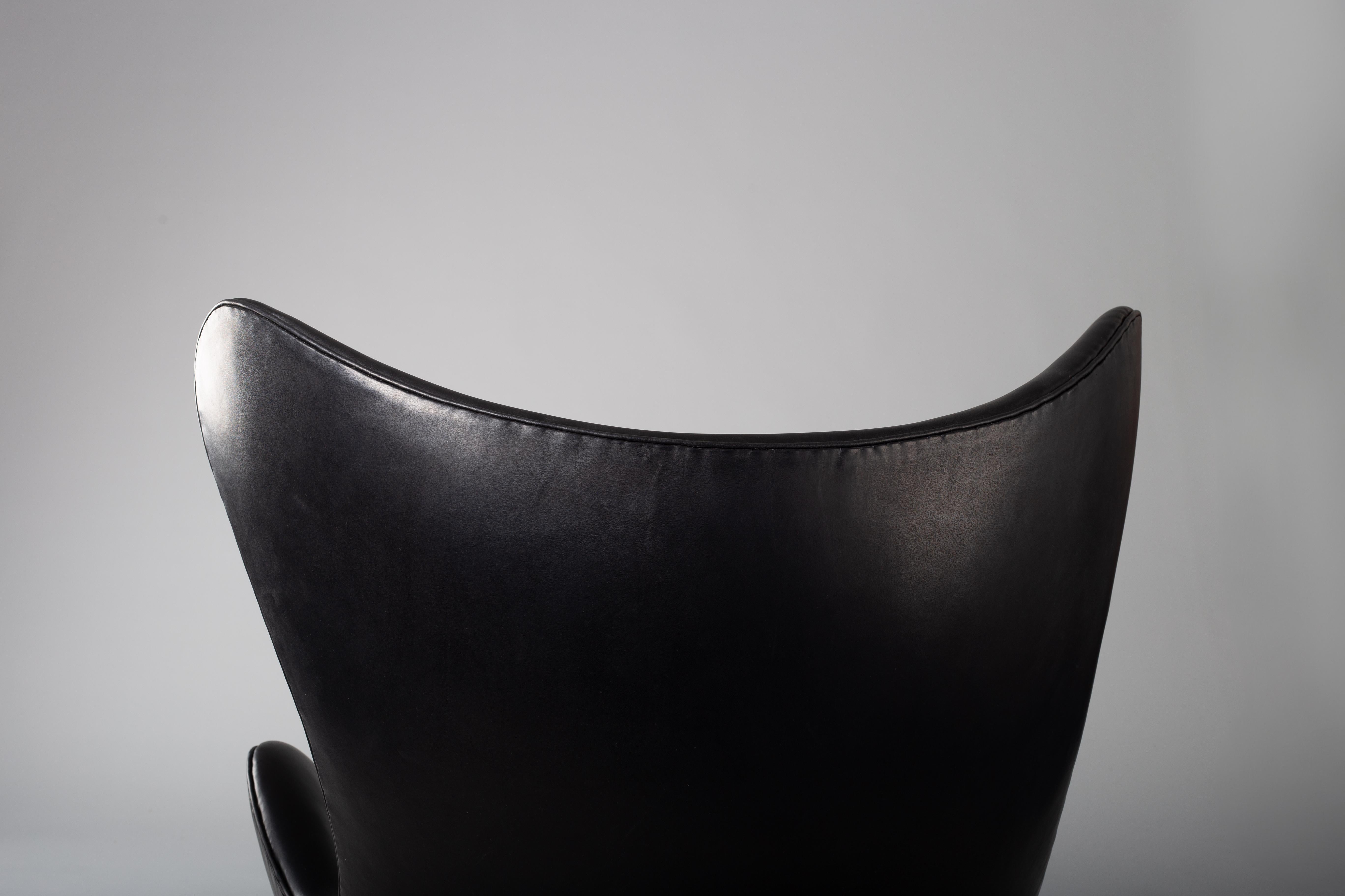 Arne Jacobsen, fauteuil à œuf en cuir noir des années 1960 pour Fritz Hansen en vente 1