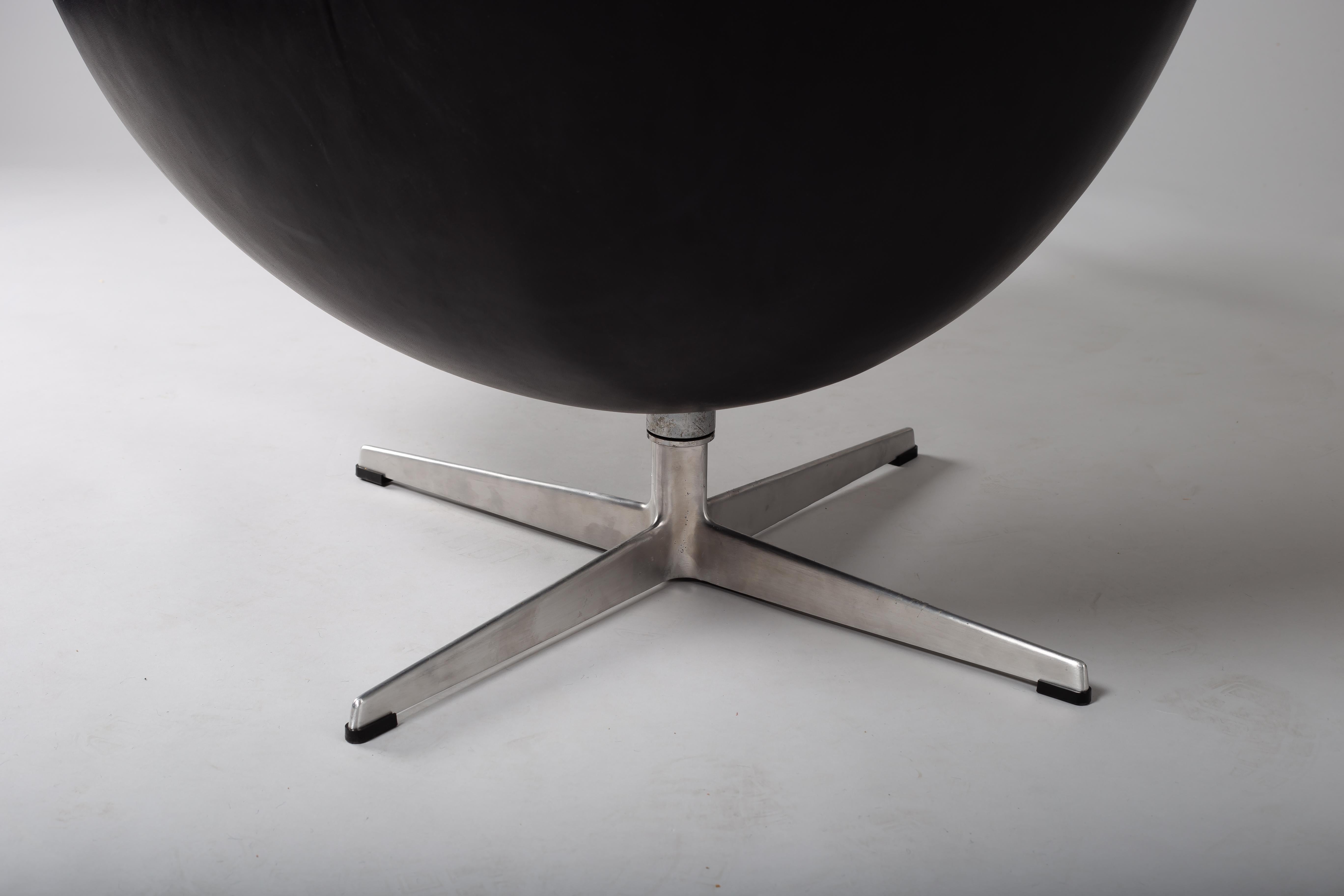 Arne Jacobsen, fauteuil à œuf en cuir noir des années 1960 pour Fritz Hansen en vente 2