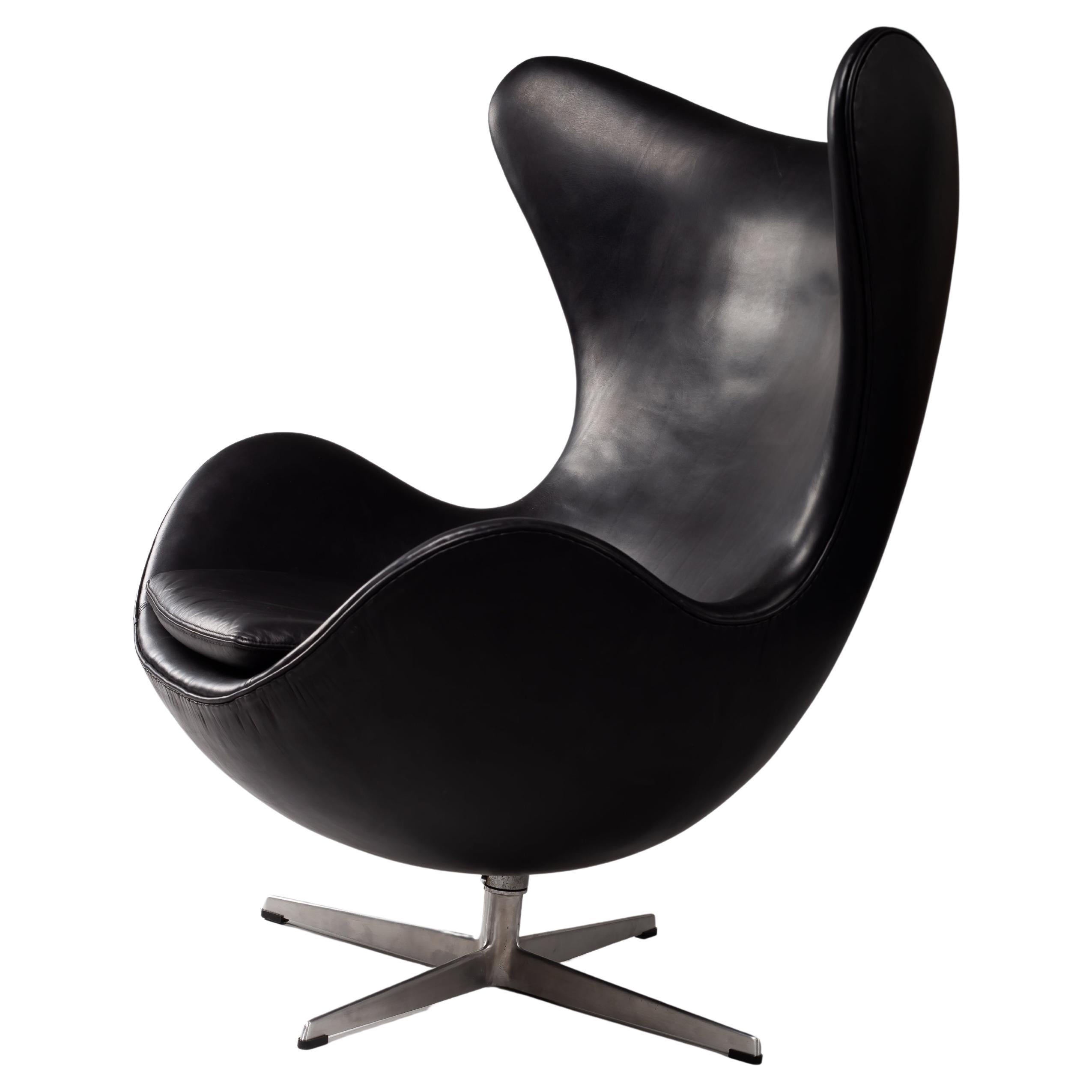 Arne Jacobsen, fauteuil à œuf en cuir noir des années 1960 pour Fritz Hansen en vente
