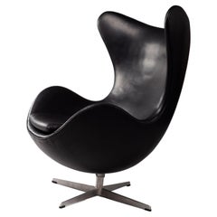 Arne Jacobsen, fauteuil à œuf en cuir noir des années 1960 pour Fritz Hansen