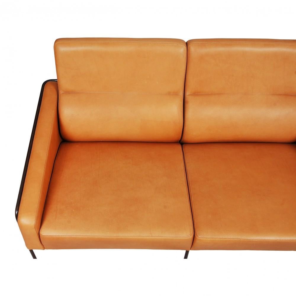 Scandinavian Modern Arne Jacobsen 2-Seater Airport Sofa with Cognac Aniline Leather and Brass Frame For Sale