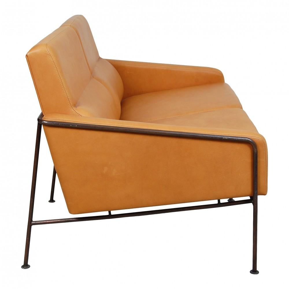 Arne Jacobsen 2-Seater Airport Sofa with Cognac Aniline Leather and Brass Frame In Fair Condition For Sale In Herlev, 84