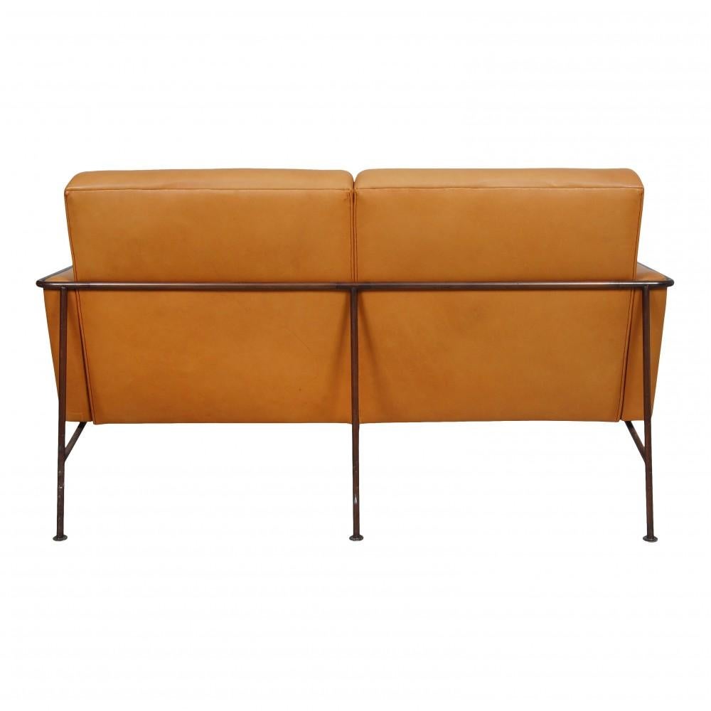 Mid-20th Century Arne Jacobsen 2-Seater Airport Sofa with Cognac Aniline Leather and Brass Frame For Sale
