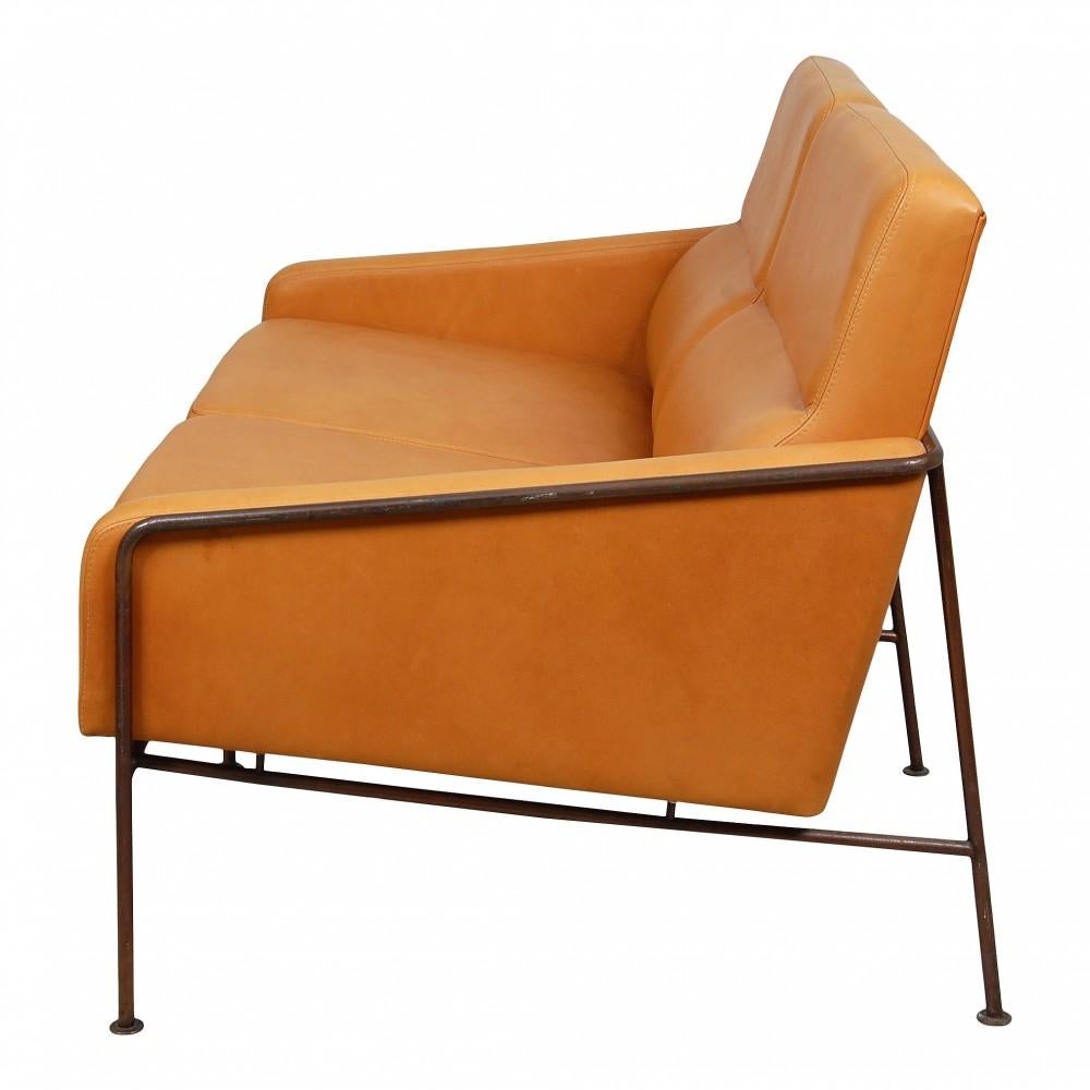 Arne Jacobsen 2-Seater Airport Sofa with Cognac Aniline Leather and Brass Frame For Sale 1