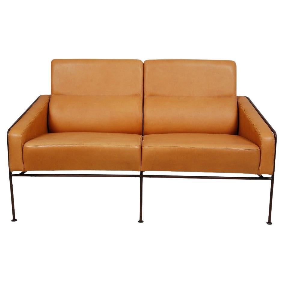 Arne Jacobsen 2-Seater Airport Sofa with Cognac Aniline Leather and Brass Frame For Sale